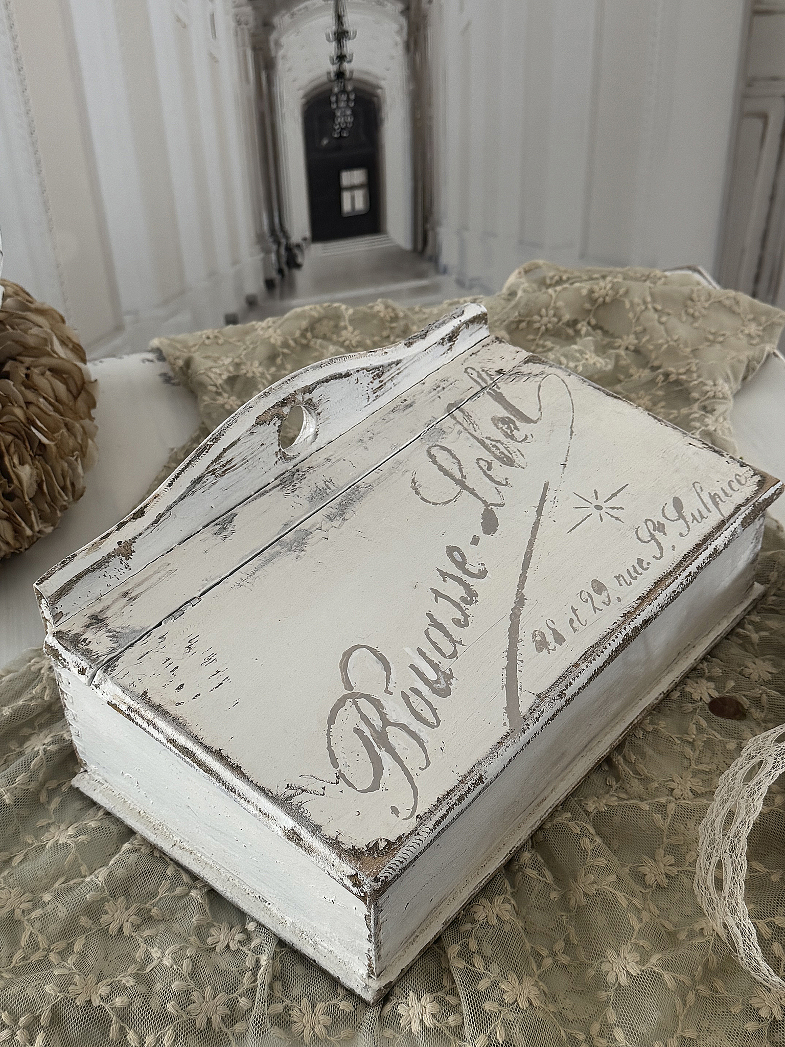 Alte Holzklappkiste im Shabby Chic mit französischen Schriftzügen***