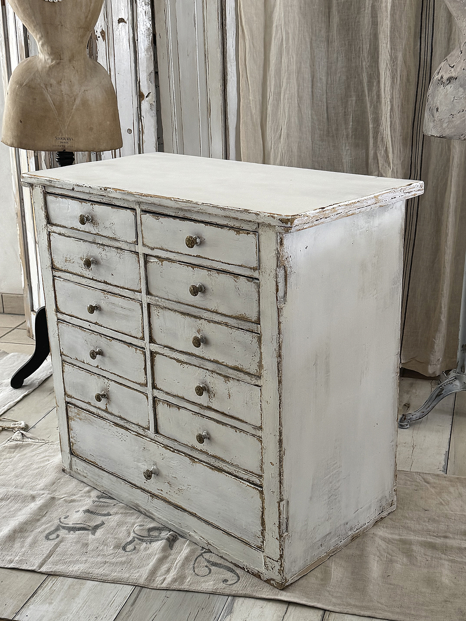 Alter Schubladenschrank aus Vollholz mit 11 Schubladen – Originaler Shabby-Charme***