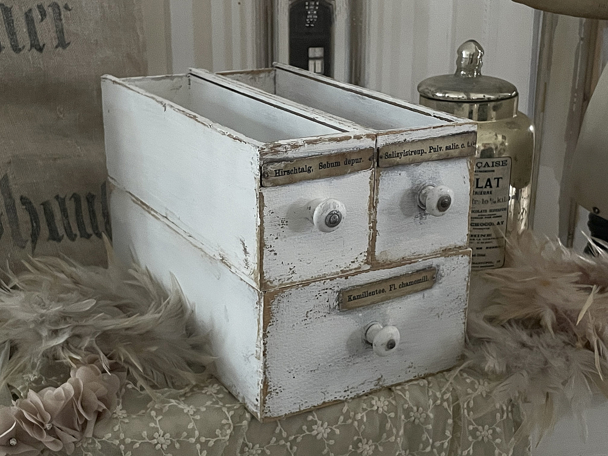 Vintage Holzschubladen mit Beschriftungen, ideal zur Aufbewahrung von Kleinigkeiten