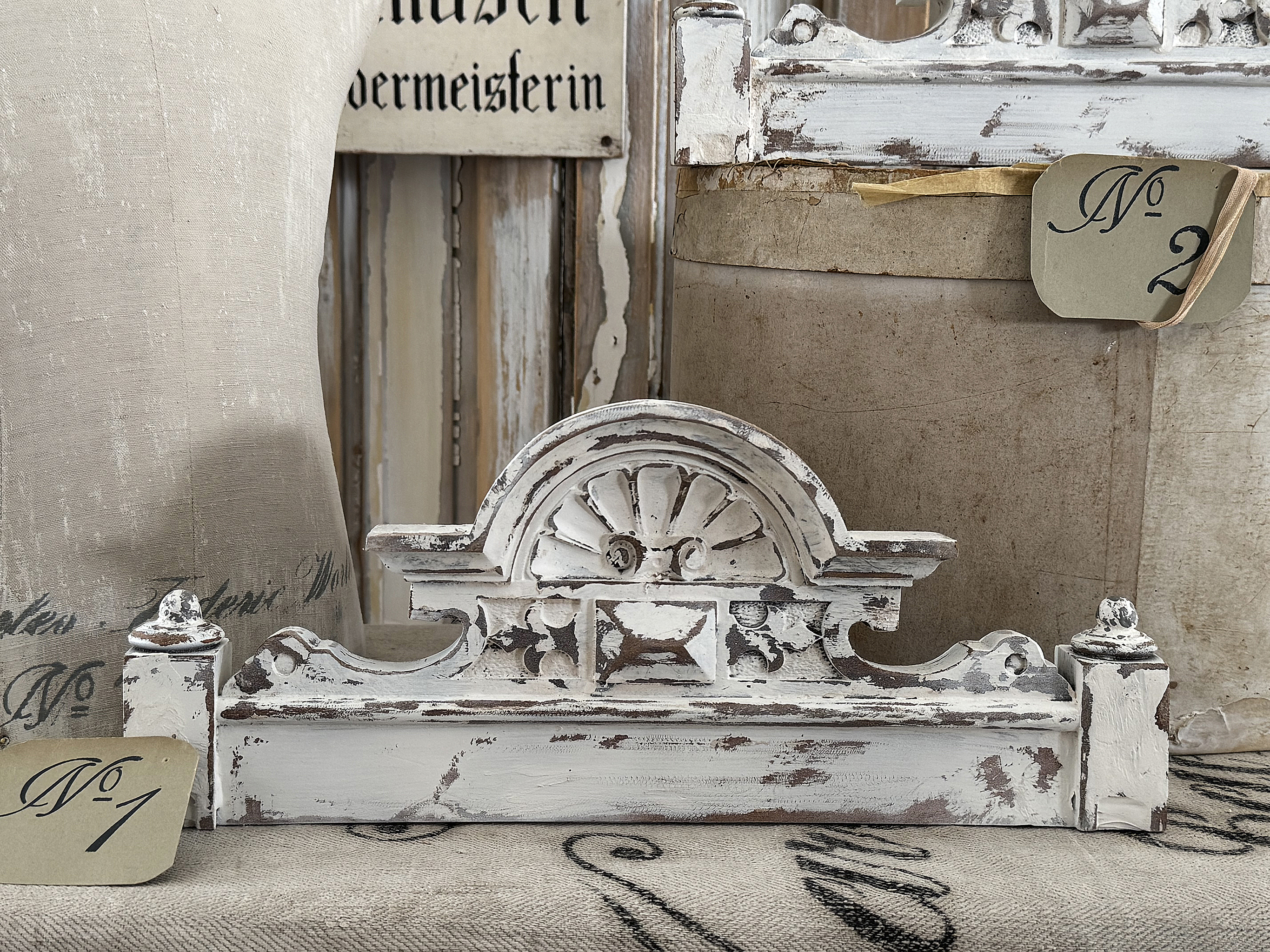 Antike Schrankkronen im alten Lack – kleine Schätze vergangener Handwerkskunst*** Antike Schrankkronen im alten Lack – kleine Schätze vergangener Handwerkskunst***