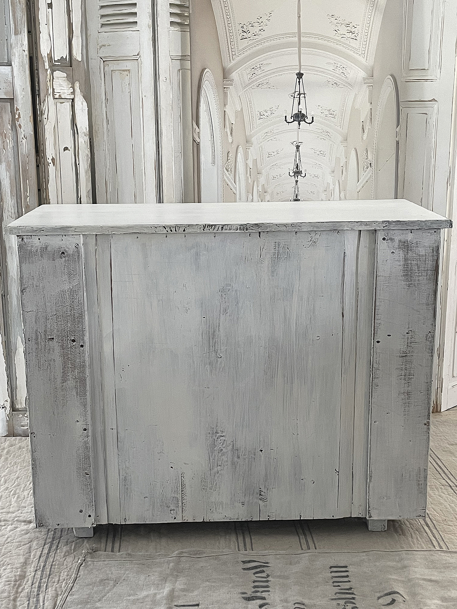 Rustikaler Holztisch in Weiß mit einzigartiger Patina Schöner rustikaler Holztisch in Weiß, ideal für skandinavische Einrichtungsstile.