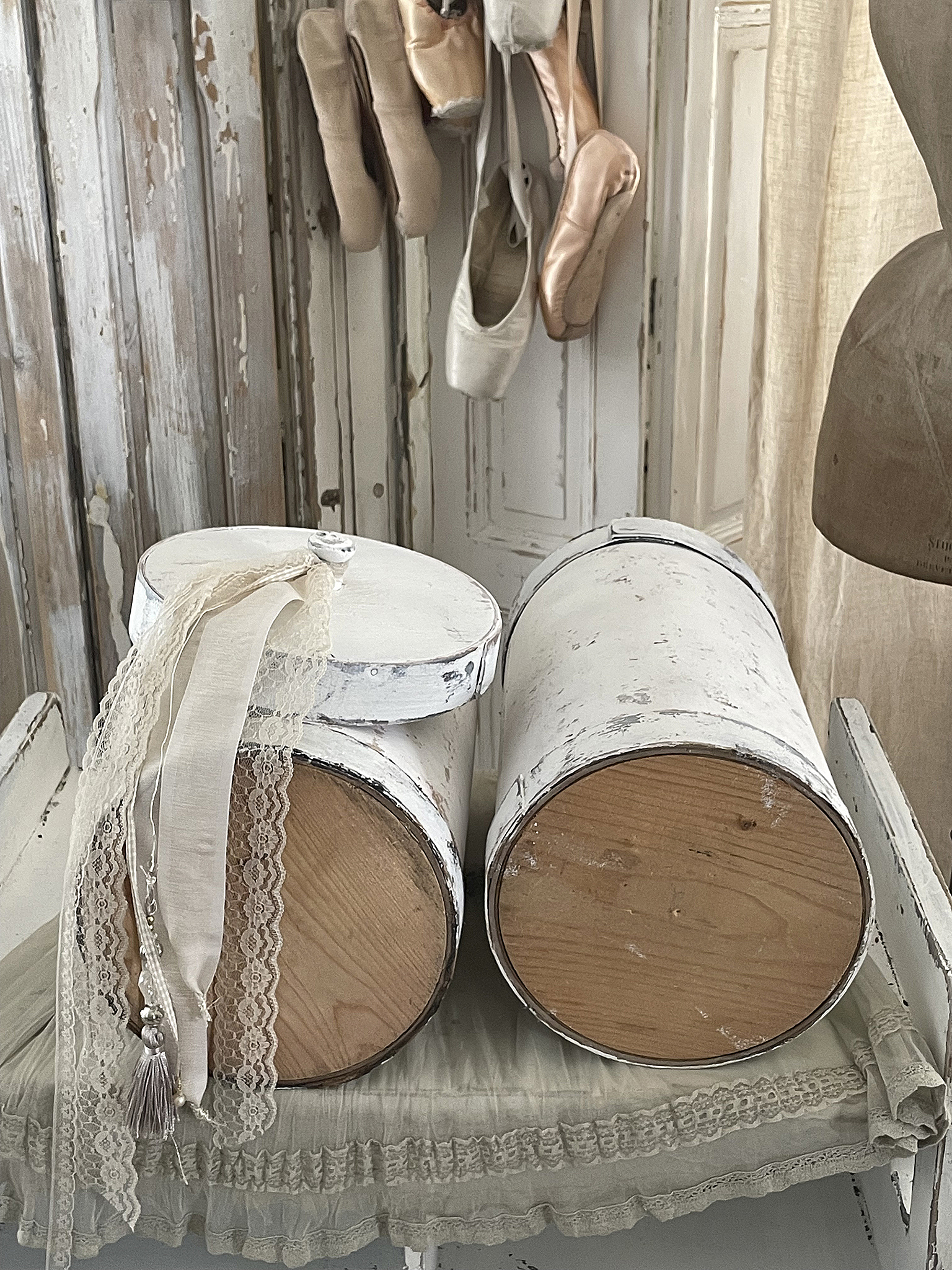 Vintage Aufbewahrungskisten für Ballettschuhe mit dekorativen Bändern und Spitze
