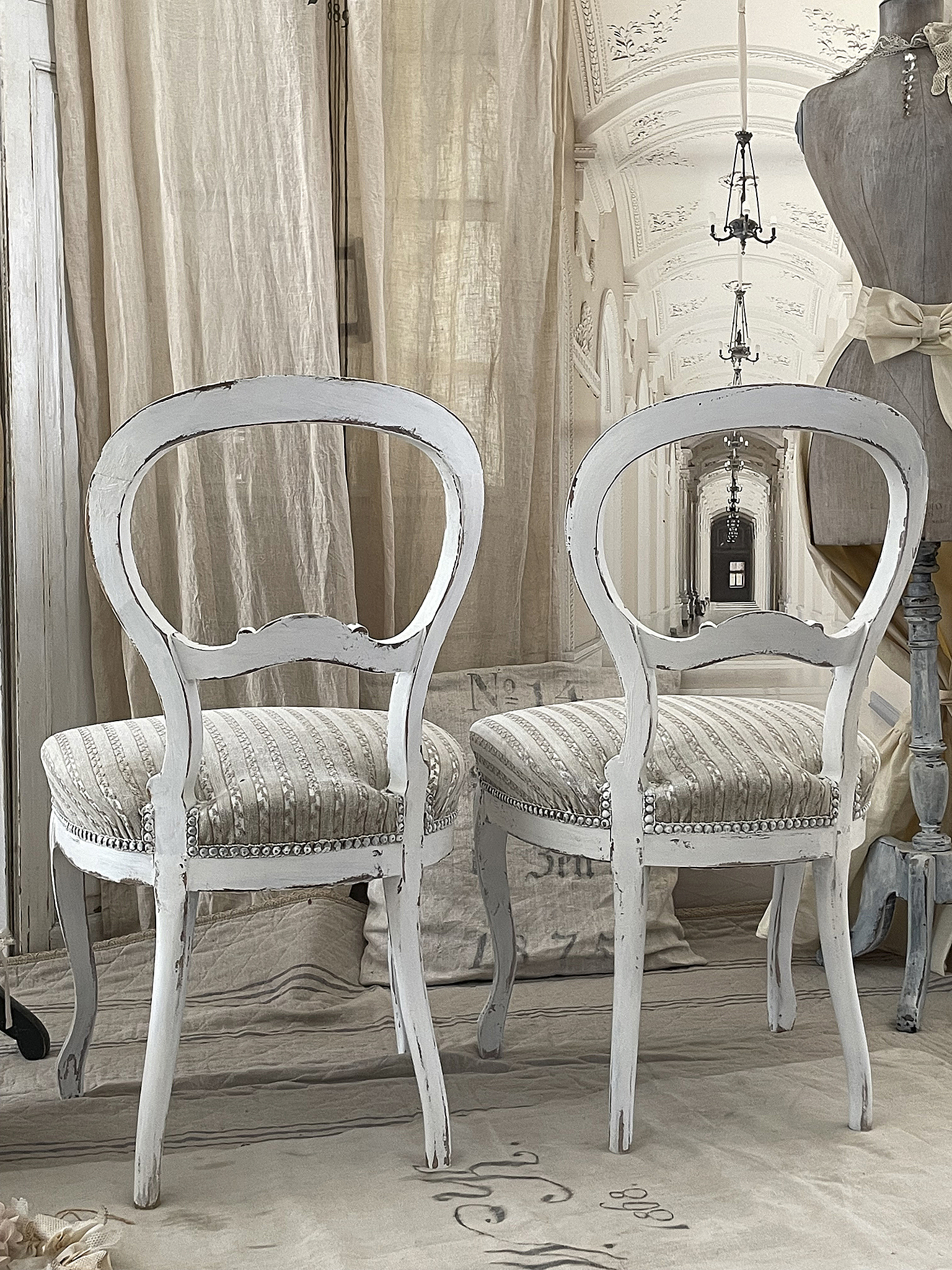Hochwertige weiße Stühle im Vintage-Stil Zwei elegante weiße Stühle mit gestreifter Polsterung im Vintage-Stil