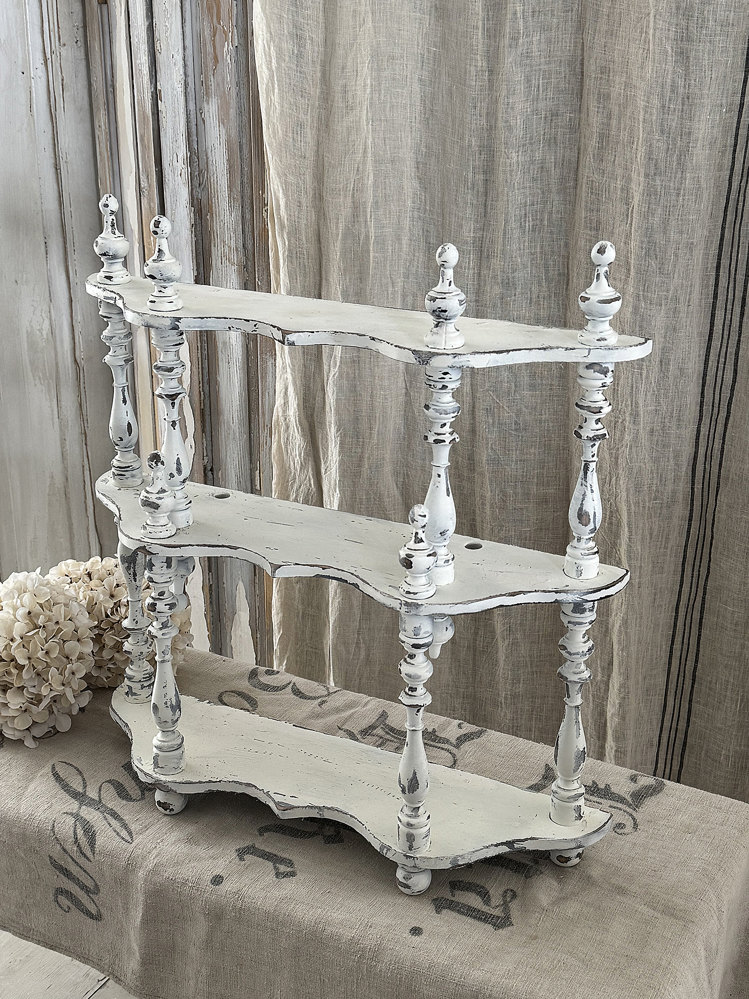 Süßes antikes Gründerzeitregal aus Holz mit wunderschönem Shabby-Chic-Charme***