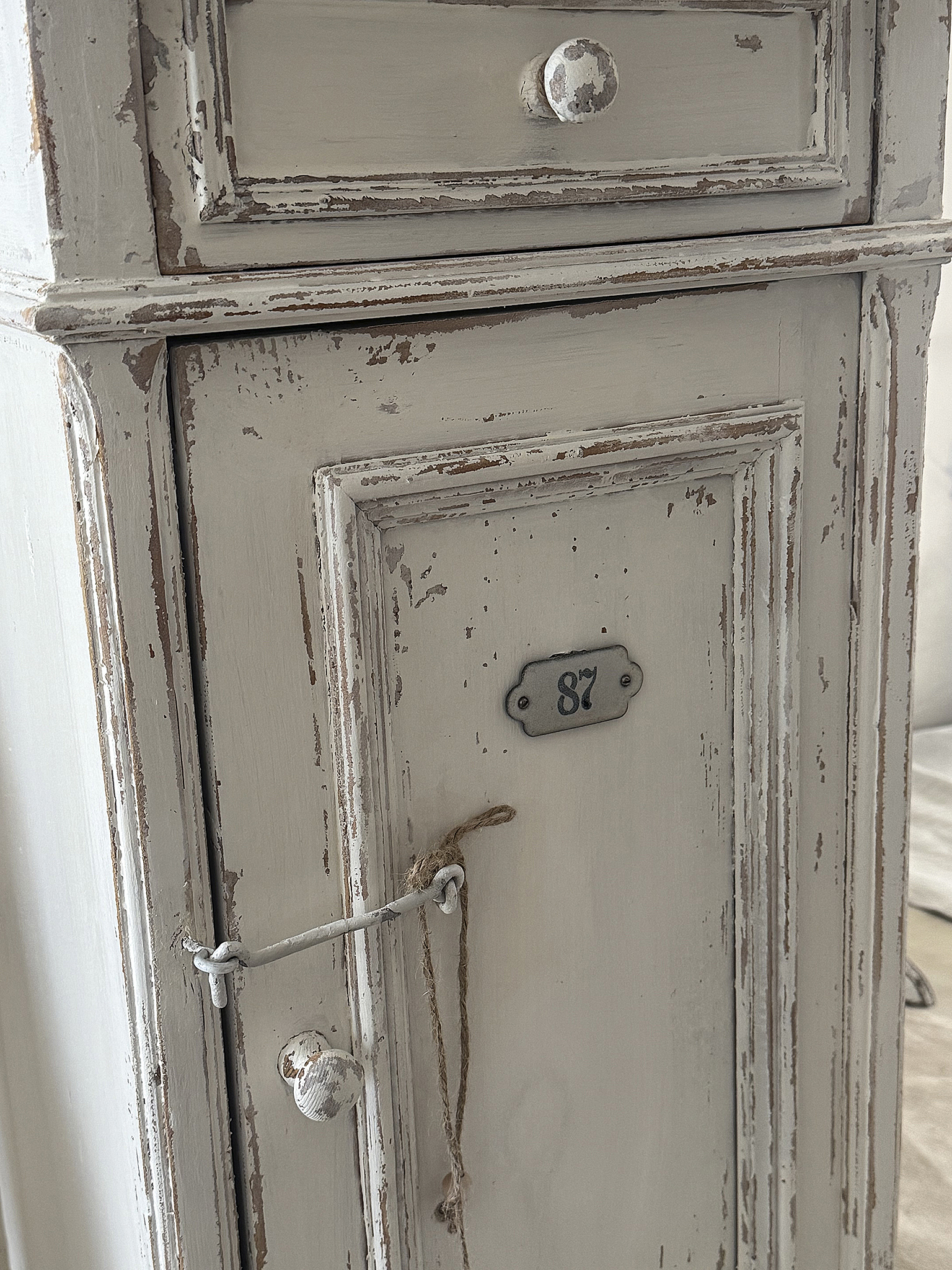 Altes Shabby-Schränkchen „87“***