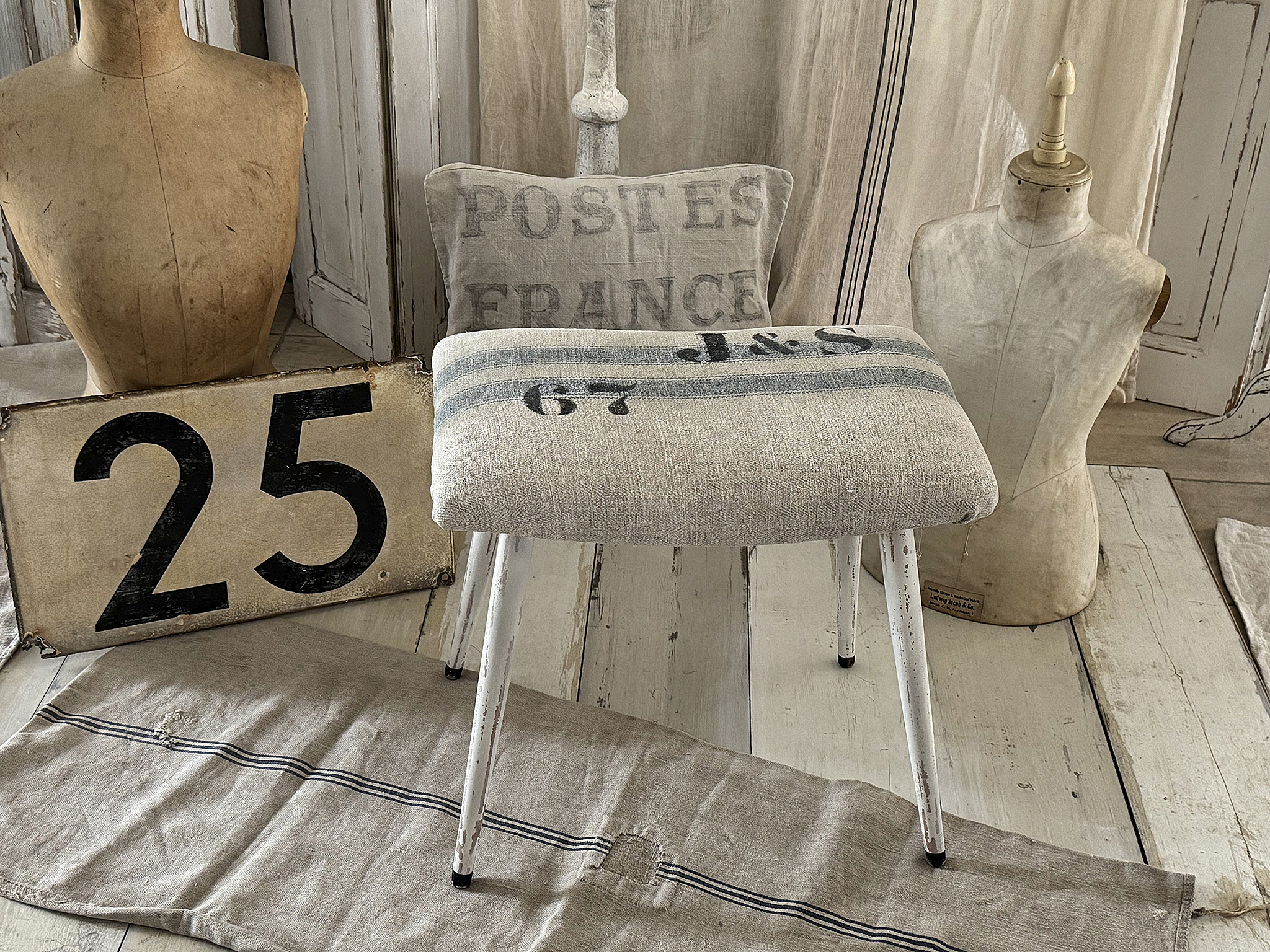 Hocker mit altem Leinen***