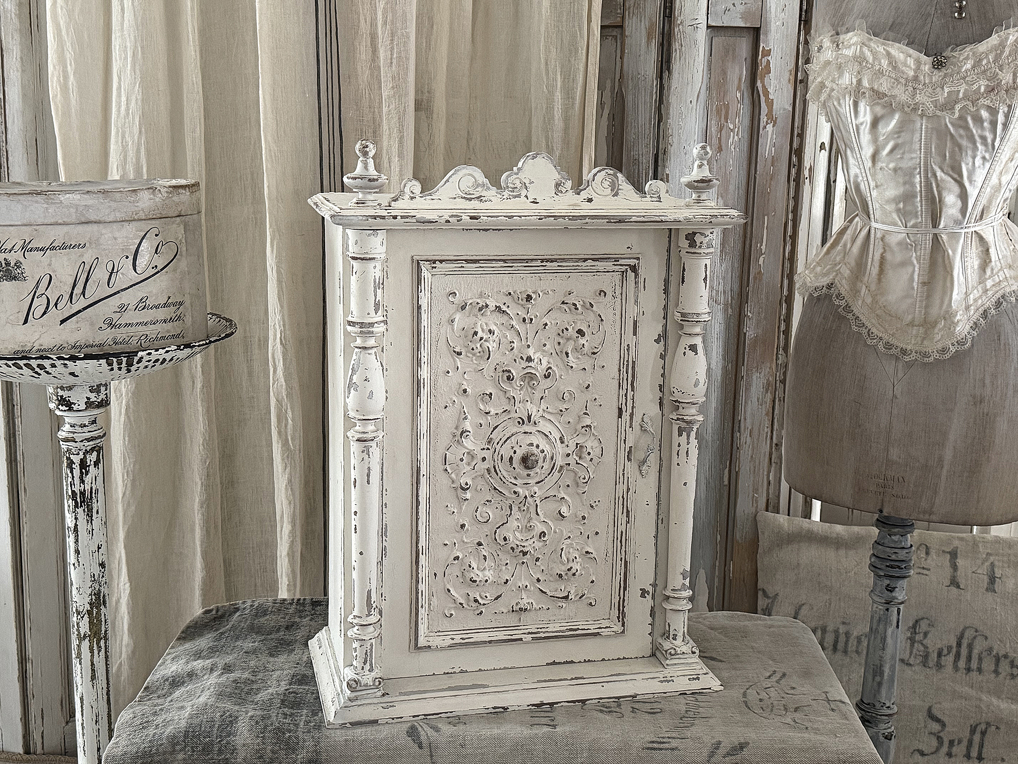 Reizender antiker Shabby-Beistellschrank***