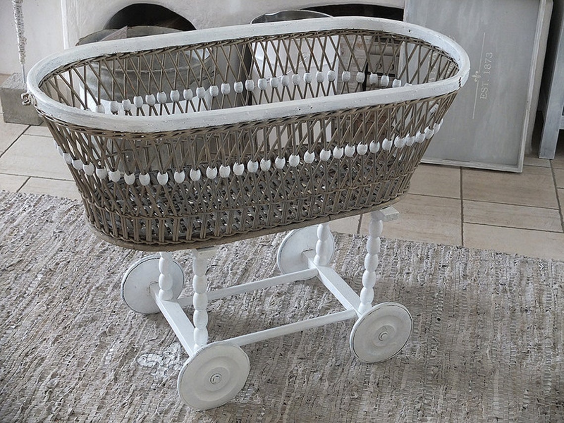 Alter Stubenwagen im Shabbychic