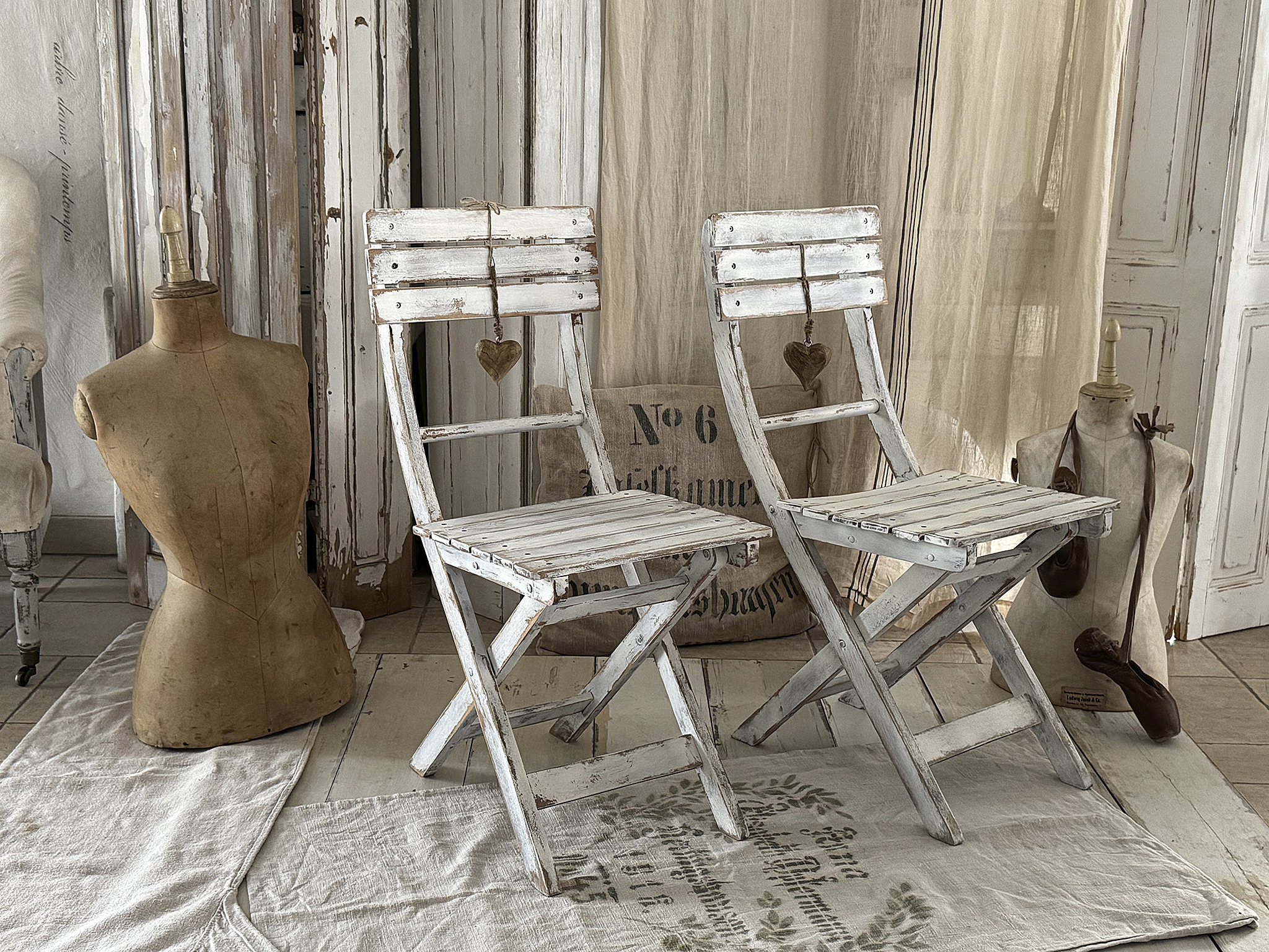 Alter, süßer Klappstuhl im weißen Shabby-Kleid – ein Vintage-Liebling mit Herz***