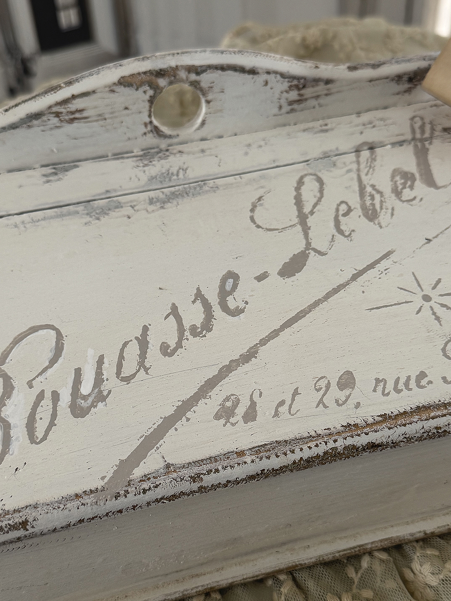 Alte Holzklappkiste im Shabby Chic mit französischen Schriftzügen***