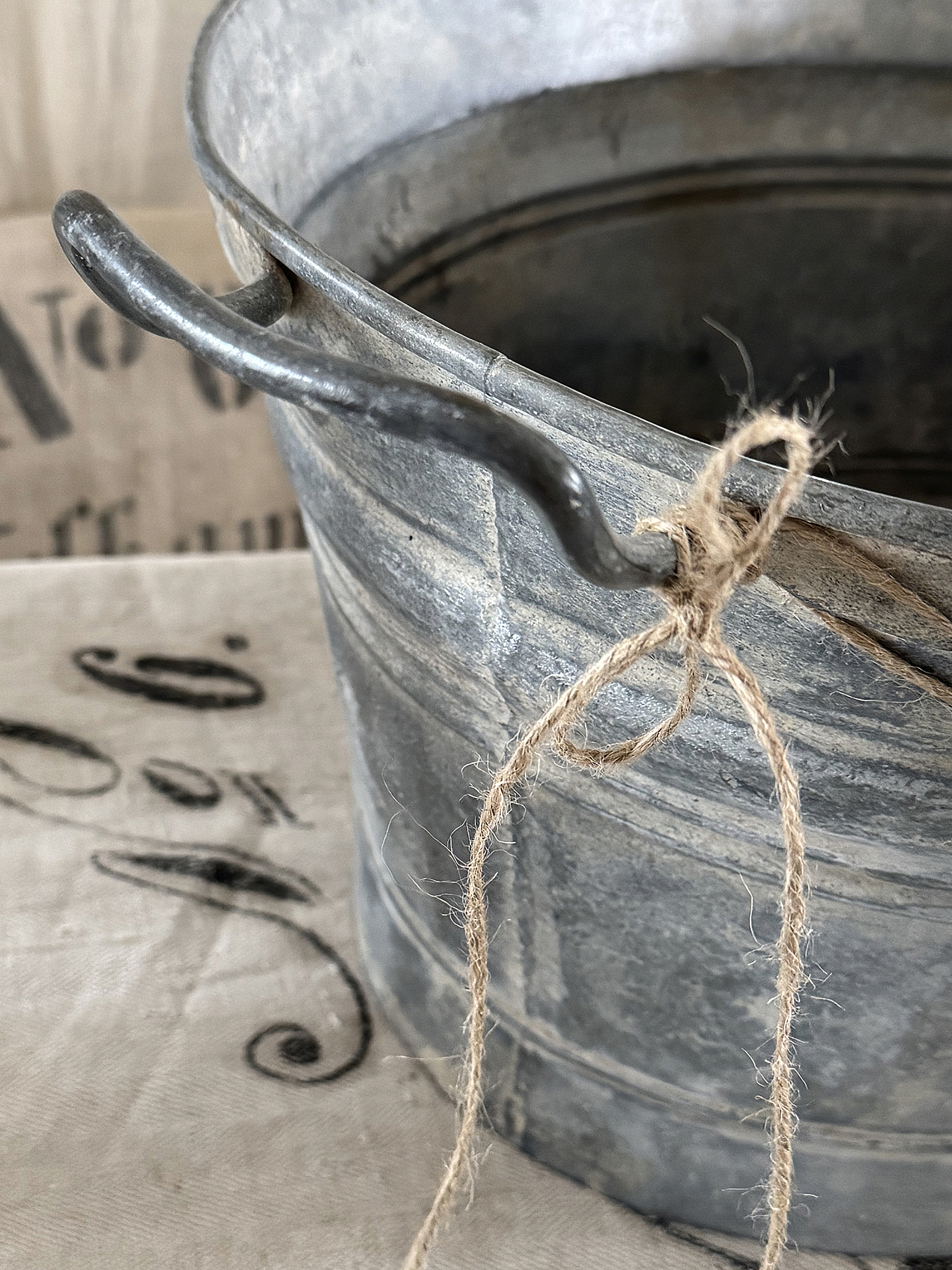 Alte Zinkwanne mit Emaille-Schild Stiefmütterchen ***