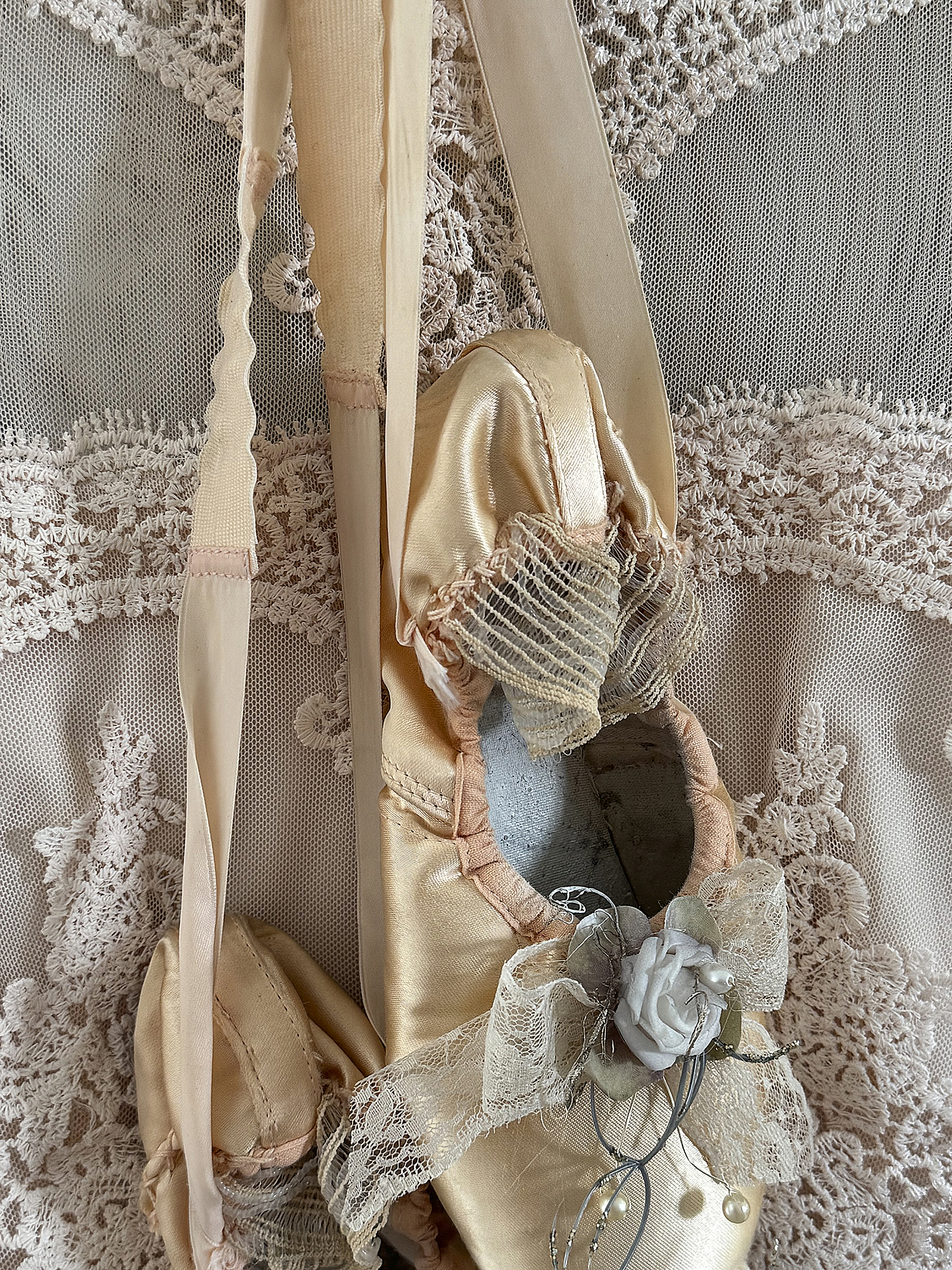 Altes Spitzenkleid mit Bügel und Vintage-Spitzenschuhe*** Altes Spitzenkleid mit Bügel und Vintage-Spitzenschuhe***