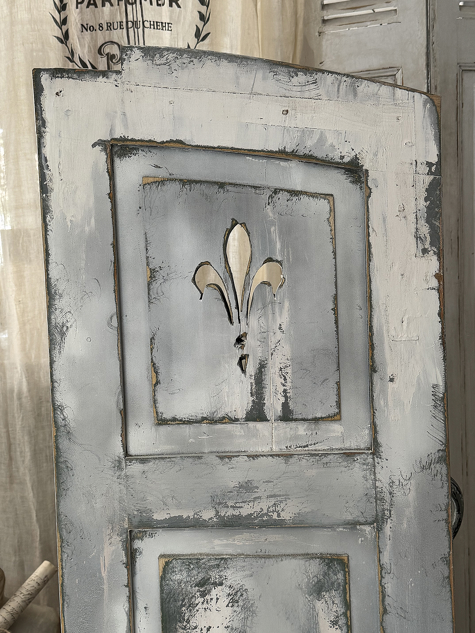 Antiker Fensterladen mit französischer Lilie***
