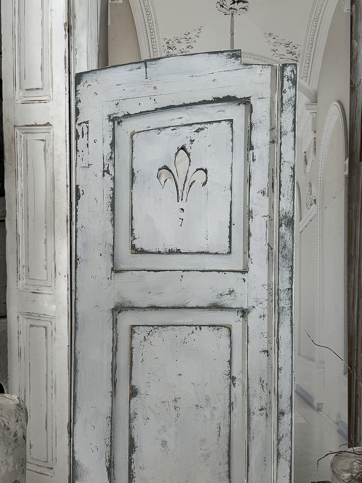 Antiker französischer Shabby-Fensterladen aus Vollholz mit Lilien-Dekor 1***