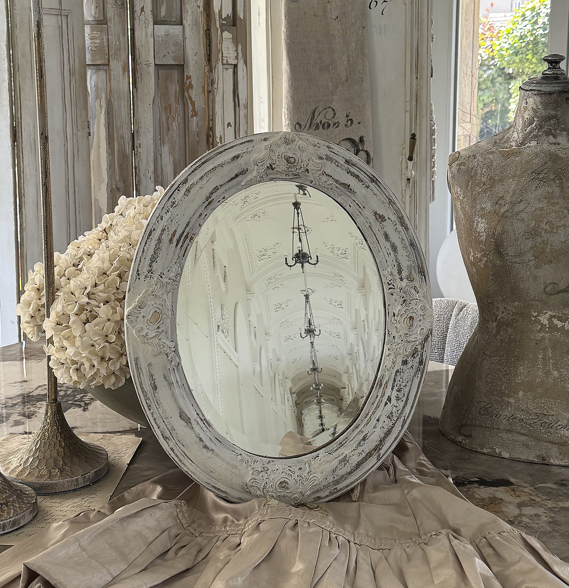 Romantischer alter Wandspiegel im Shabby-Chic***