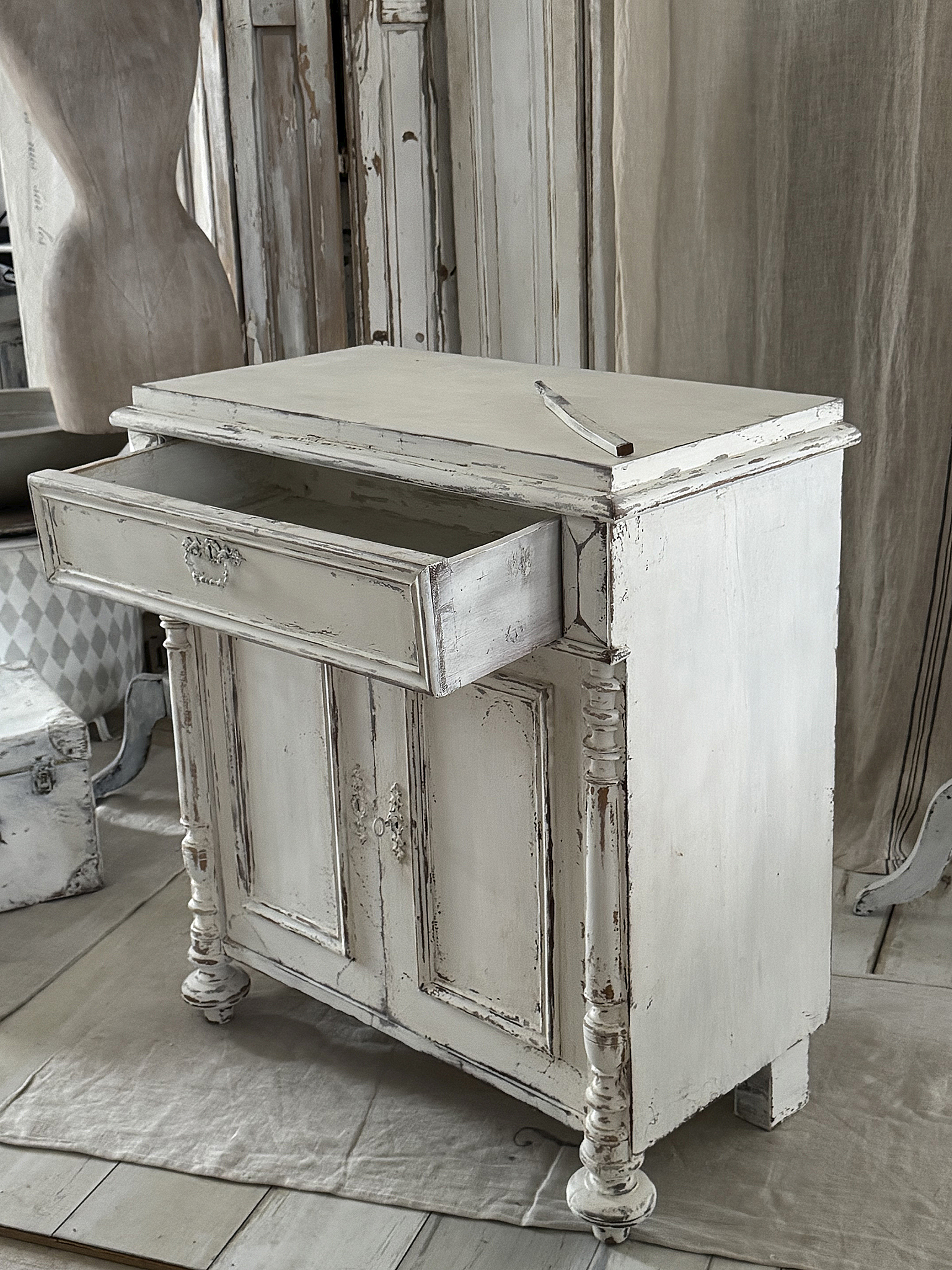 Antike Shabby-Kommode mit klappbarer Ablage***