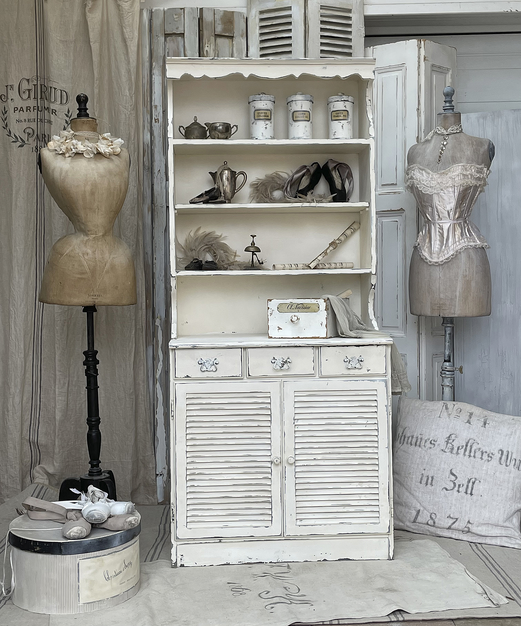 Alter zierlicher Buffet-Shabbyschrank aus Frankreich 2*** Alter zierlicher Buffet-Shabbyschrank aus Frankreich 2***