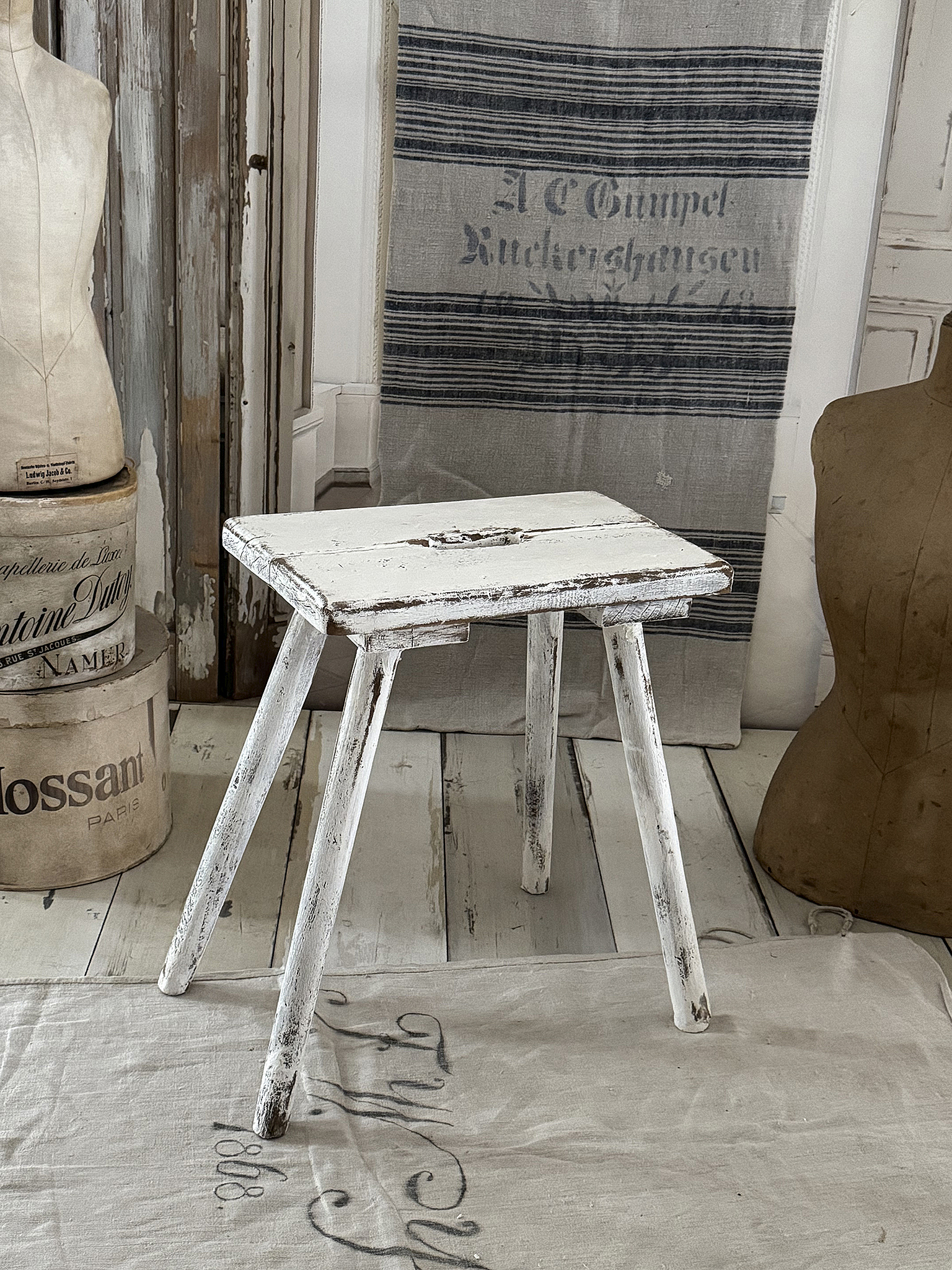 Alter, robuster Bauernhocker***