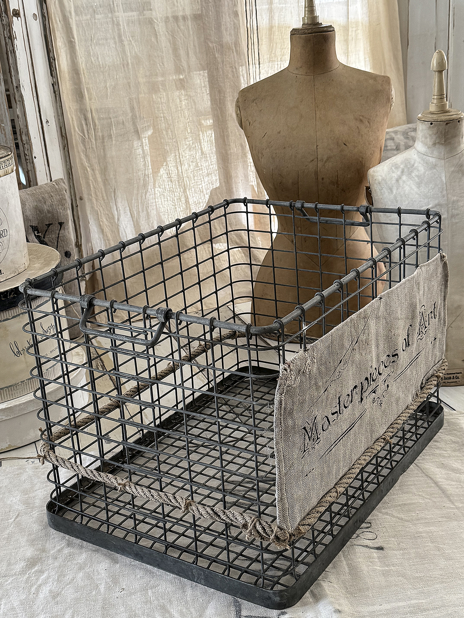 Großer Eisenkorb mit altem Leinen***