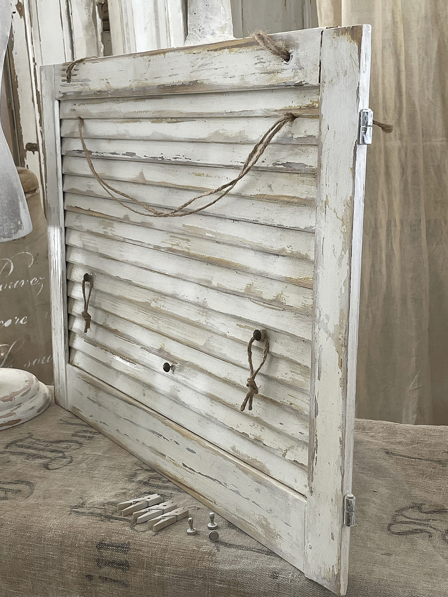 Dekorative Holztafel mit lässigem Vintage-Look Holztafel im Shabby-Chic-Stil mit Schnur und Holzklammern