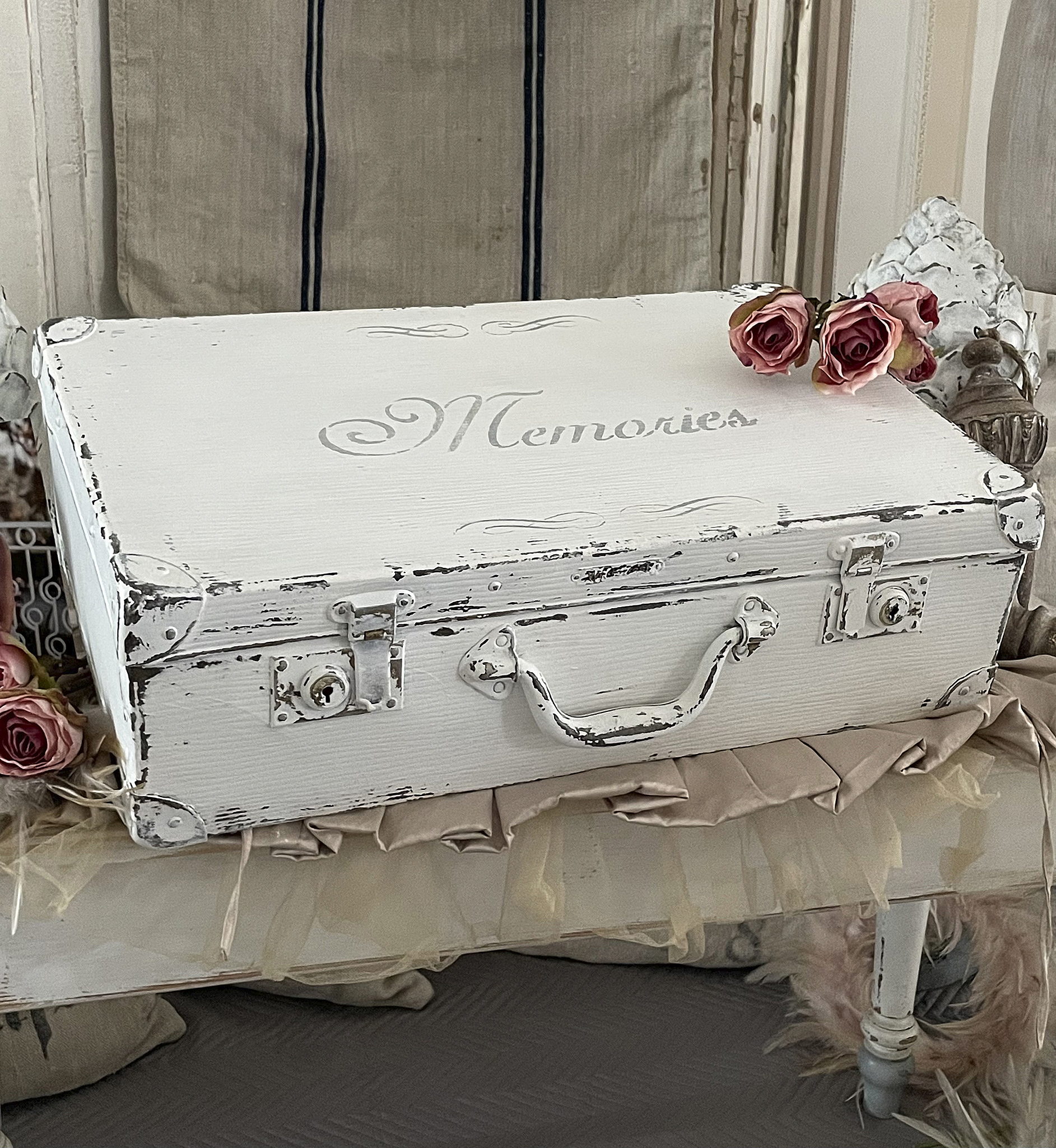 Rustikale Erinnerungsbox in weiß mit dem Schriftzug 'Memories' und trockenen Rosen