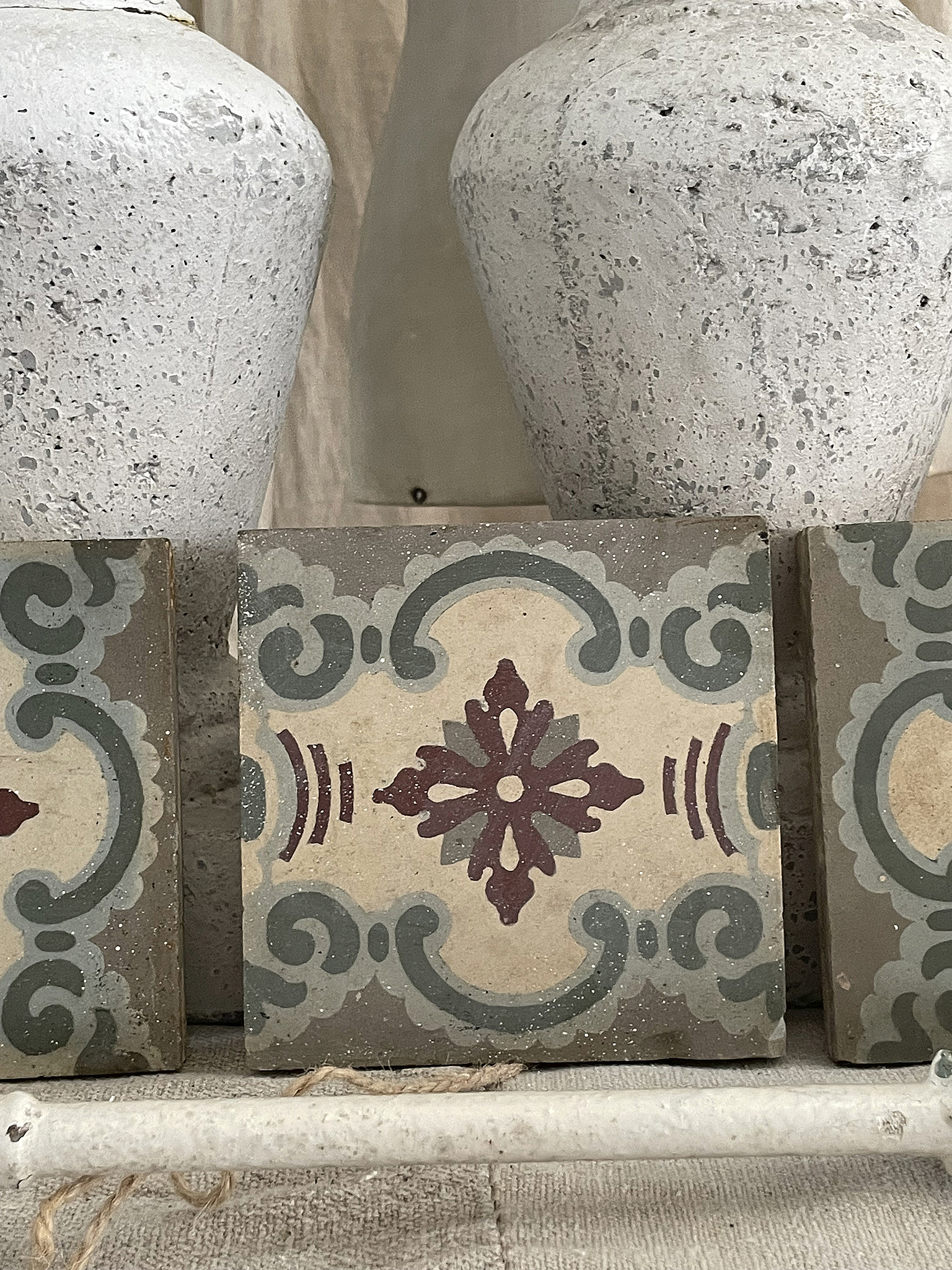 Dekorative Fliese mit bunten Mustern und stilisierten Blüten