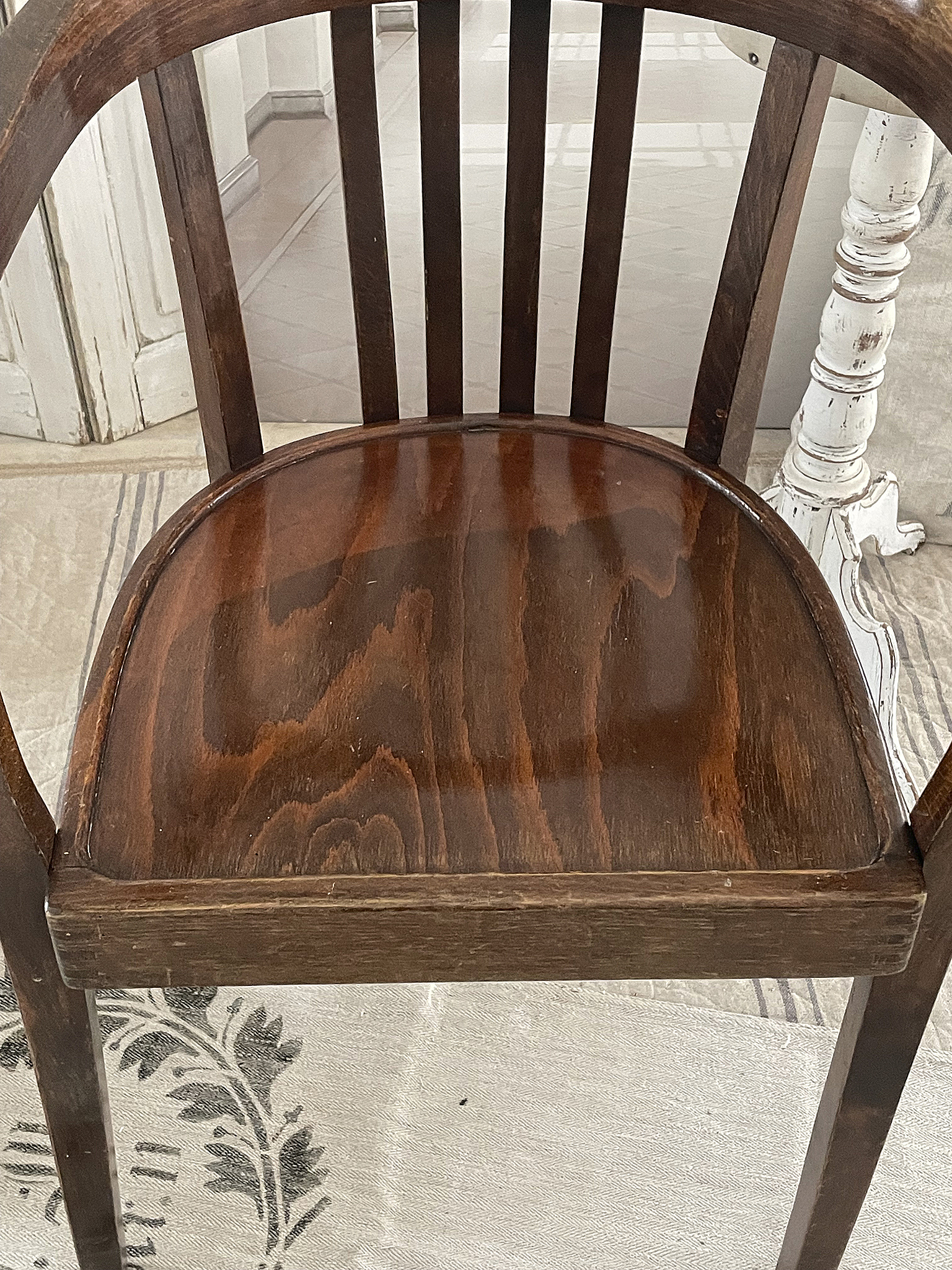 Eleganter Holzstuhl mit geschwungener Rückenlehne Nahaufnahme eines stilvollen Holzstuhls mit glattem Sitz und einfacher Struktur.