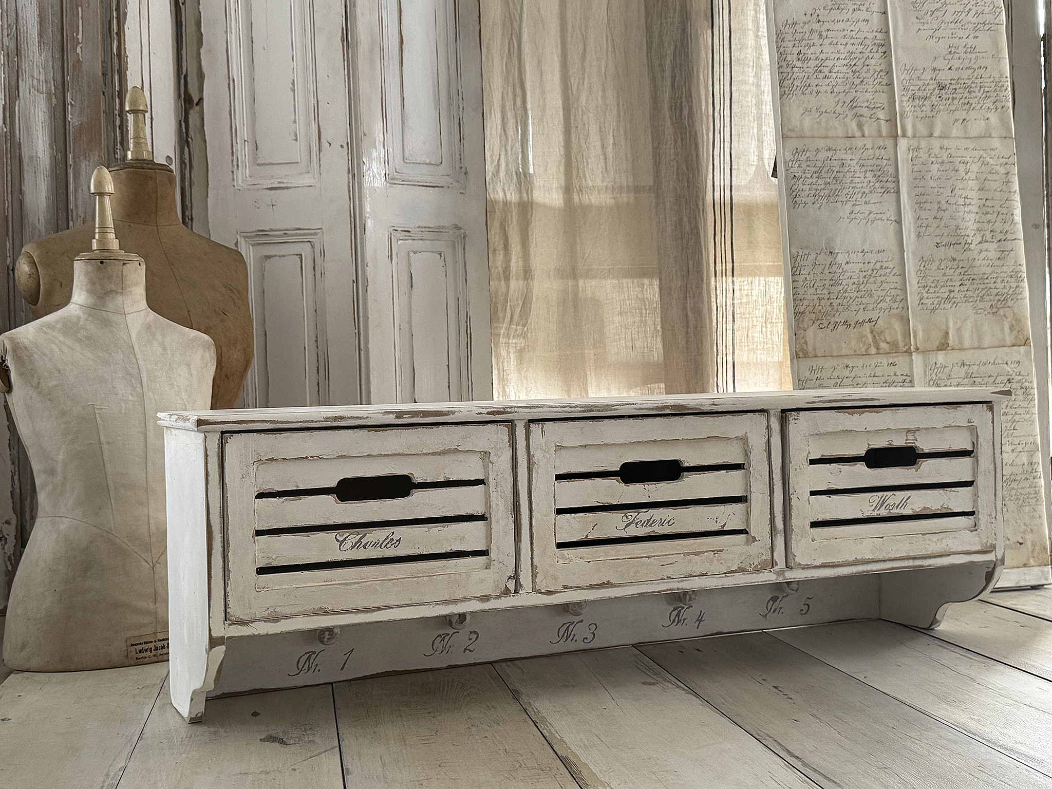 Charmantes Shabby-Hängeregal mit französischem Flair***