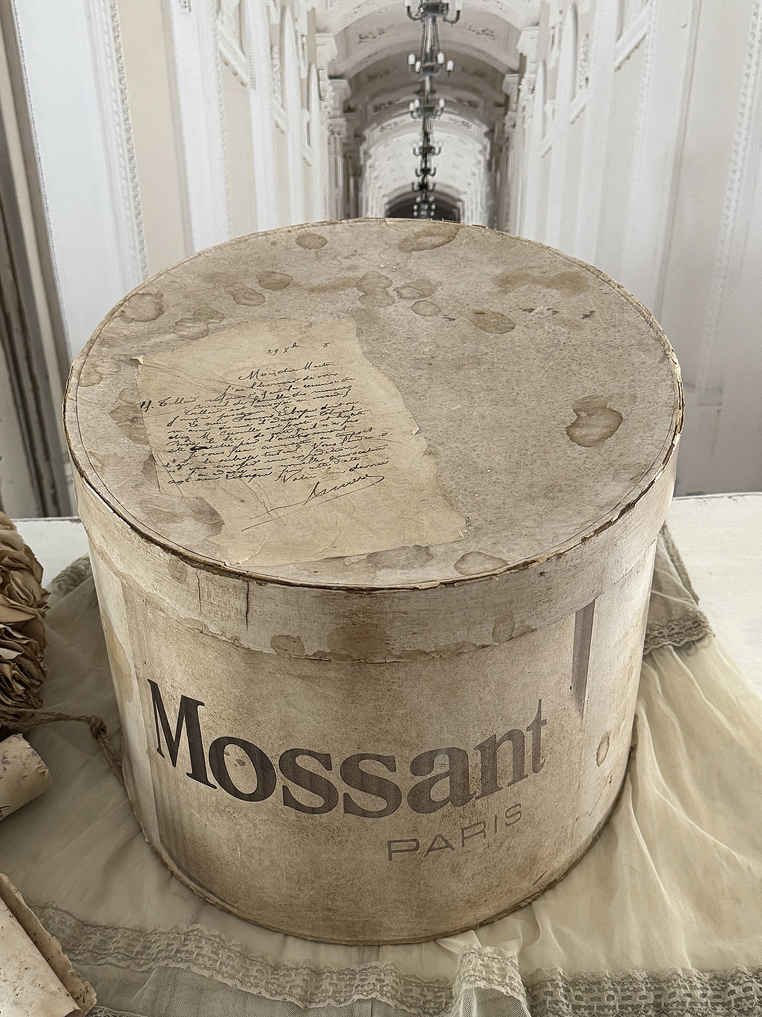 Wunderschöne Original-Hutschachtel aus Frankreich mit Zylinder – eleganter Vintage-Traum***