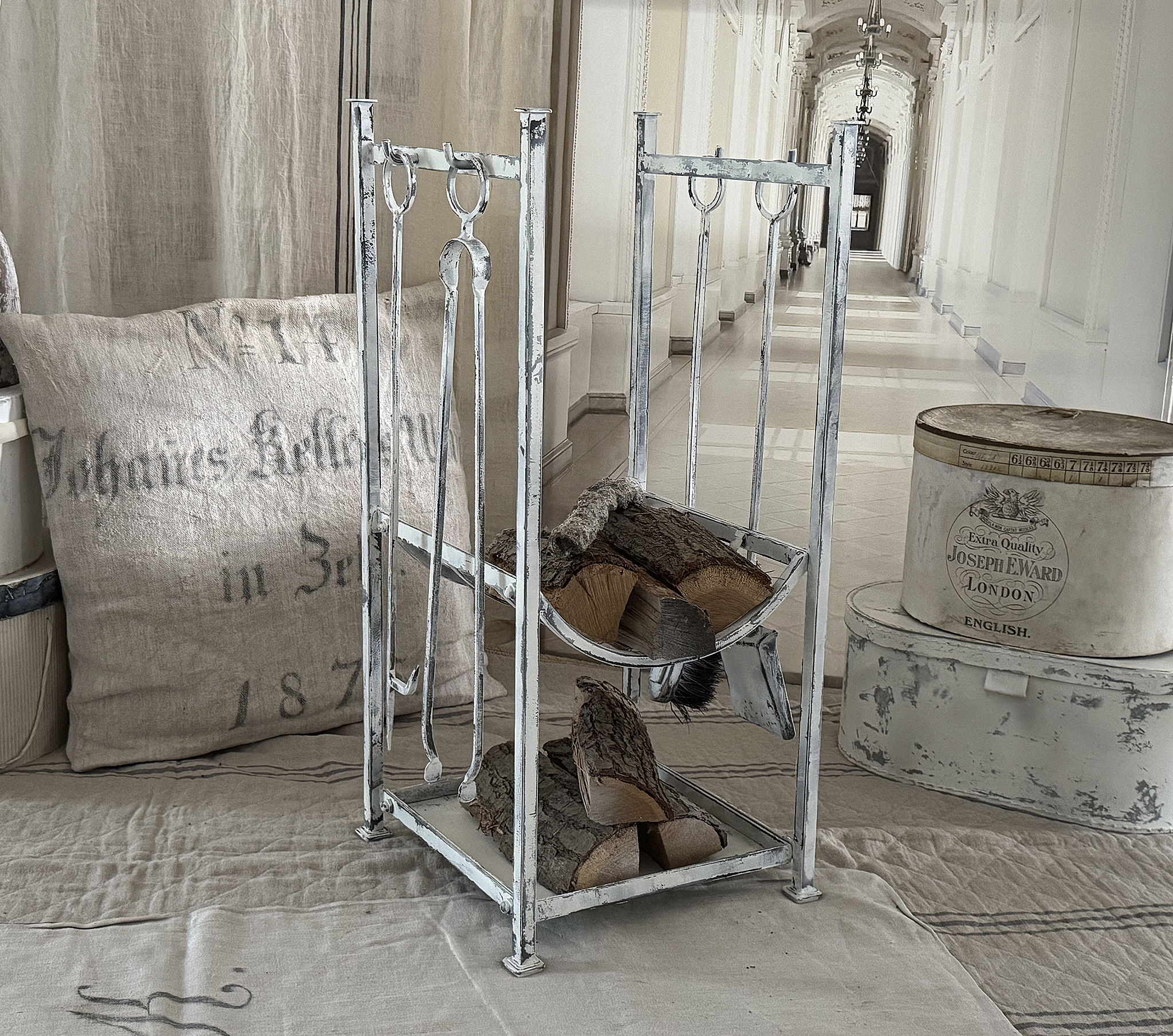 Shabby Brennholzregal mit Kaminbesteck***