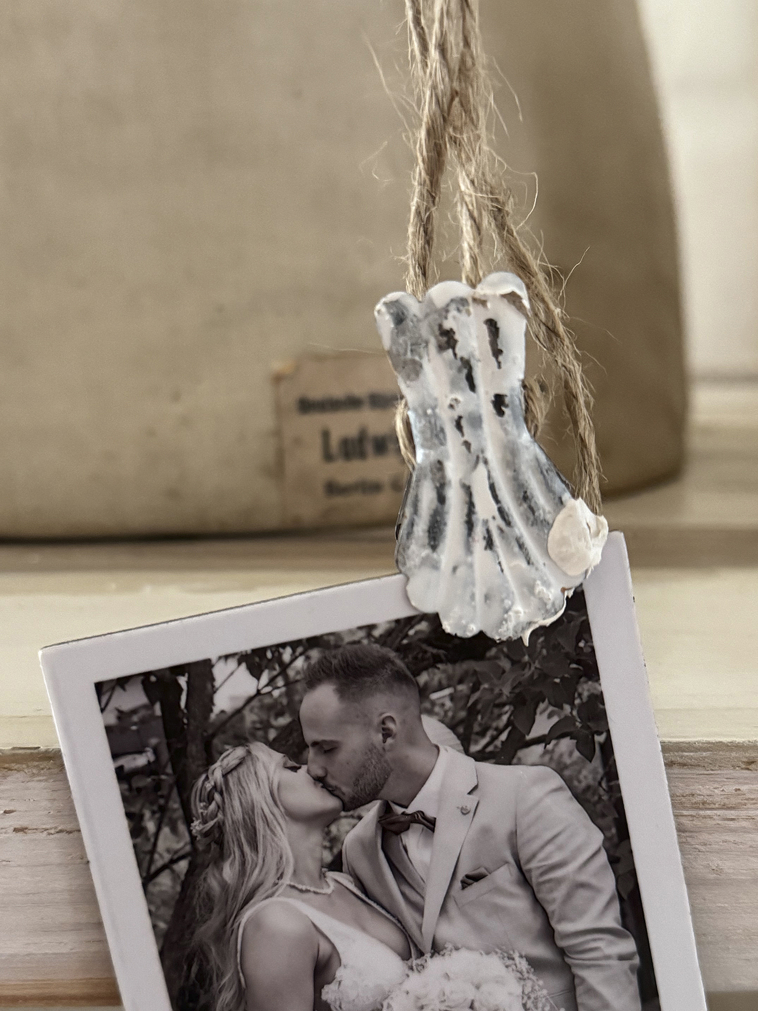  Süße, filigrane Hakenleiste im weißen Shabby-Kleid – ein herziger Blickfang***