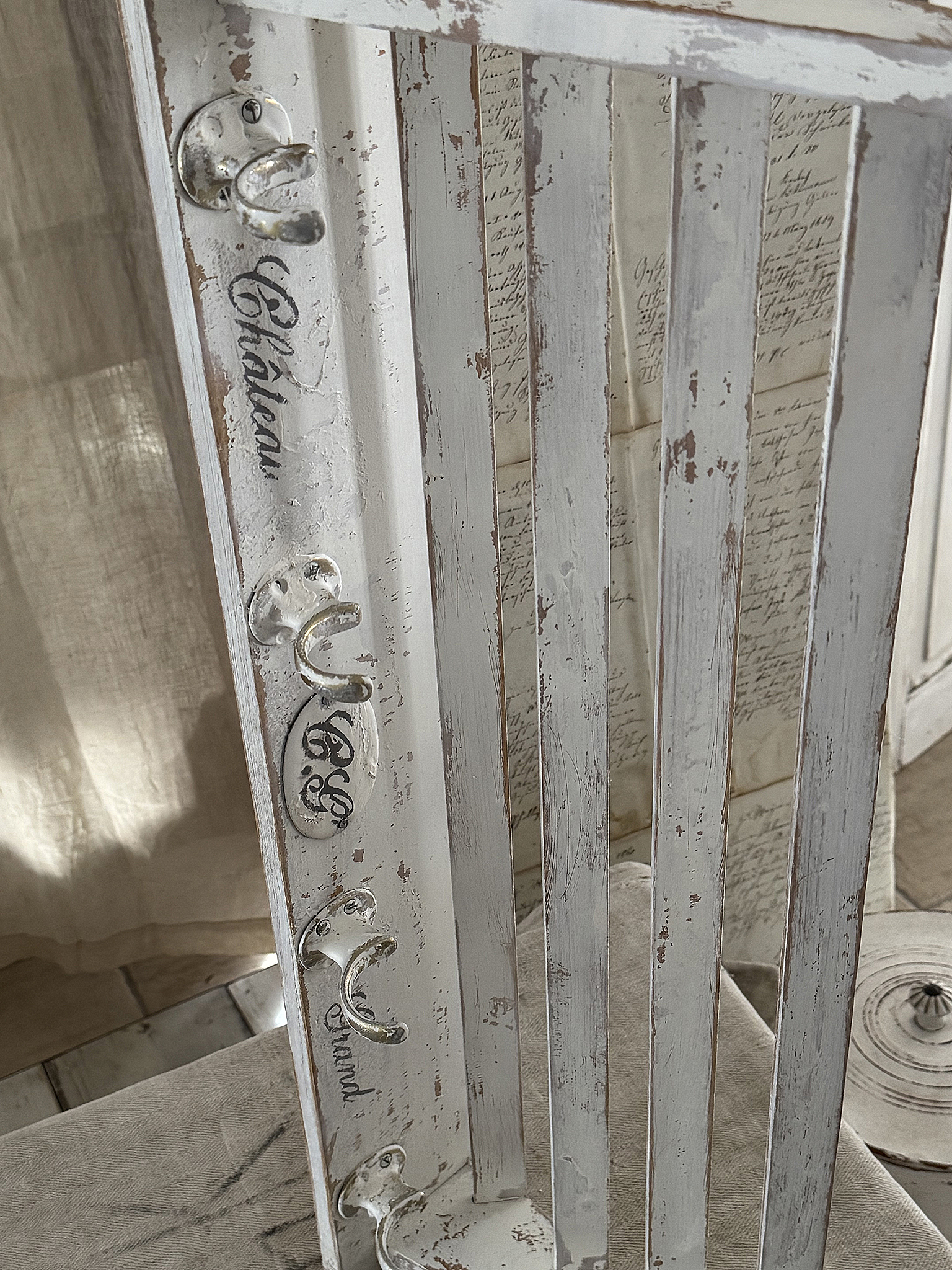 Altes Garderobenregal mit Ablage***