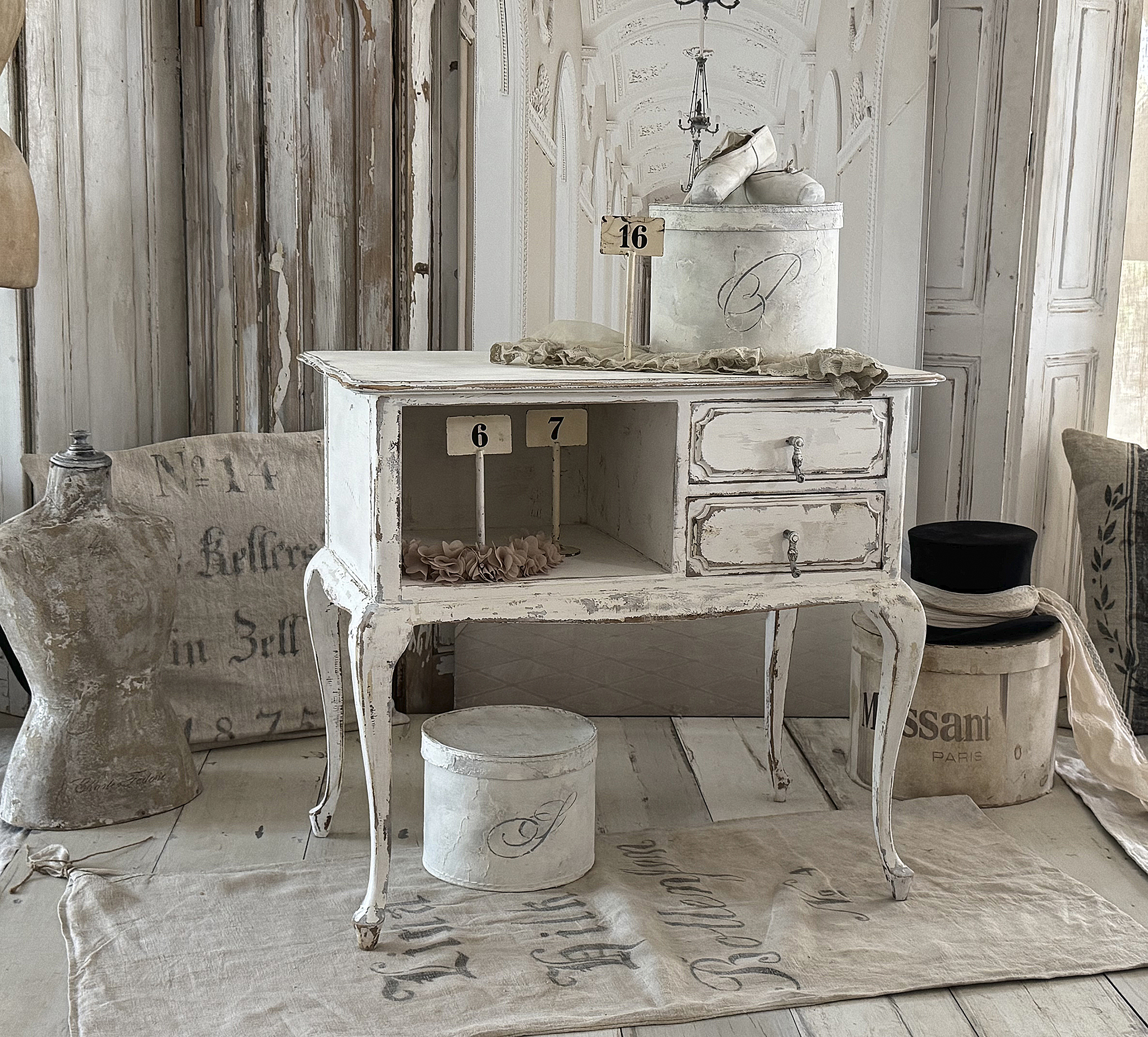 Zauberhafter Vintage-Beistelltisch mit Schubladen im Shabby-Chic***