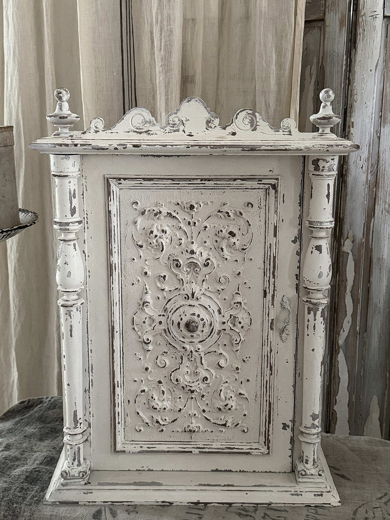 Reizender antiker Shabby-Beistellschrank***