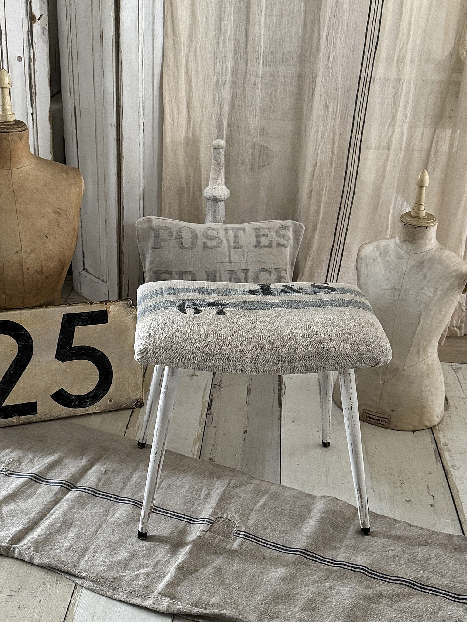 Hocker mit altem Leinen***