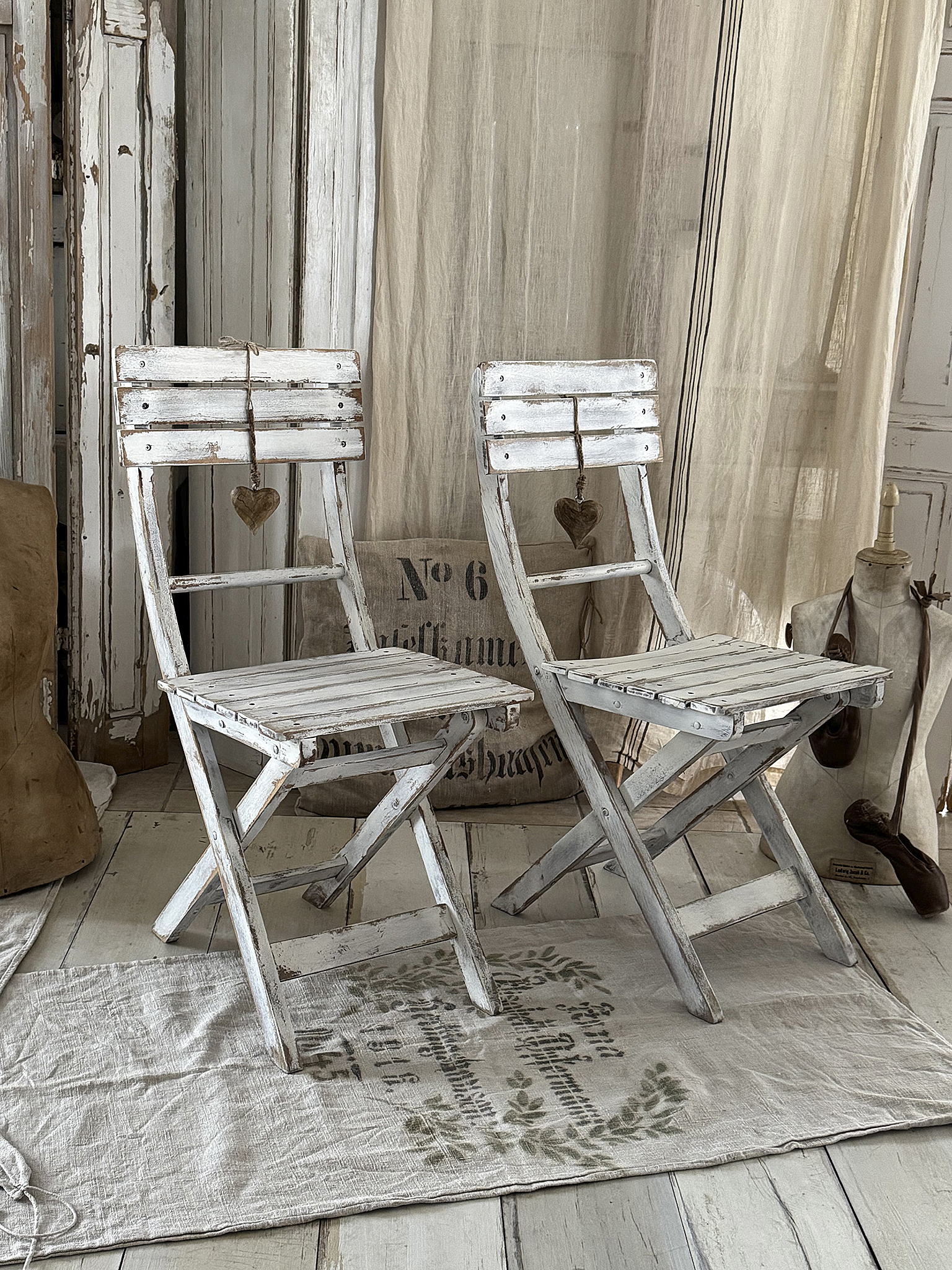 Alter, süßer Klappstuhl im weißen Shabby-Kleid – ein Vintage-Liebling mit Herz***