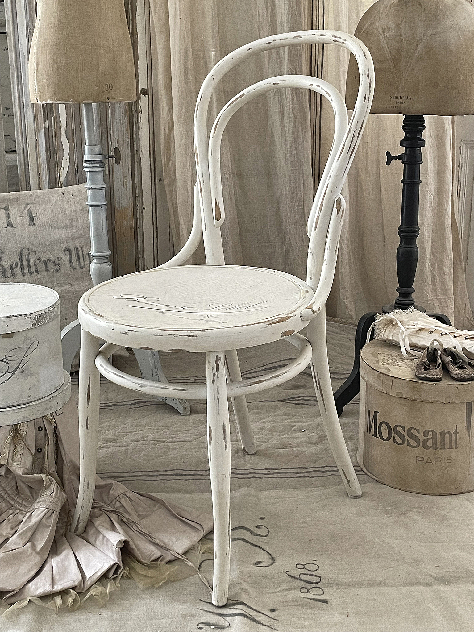 Eleganter weißer Stuhl im Vintage-Stil für dekorative Einrichtung Weißer vintage Stuhl mit patiniertem Finish, ideal für nostalgische Wohnräume