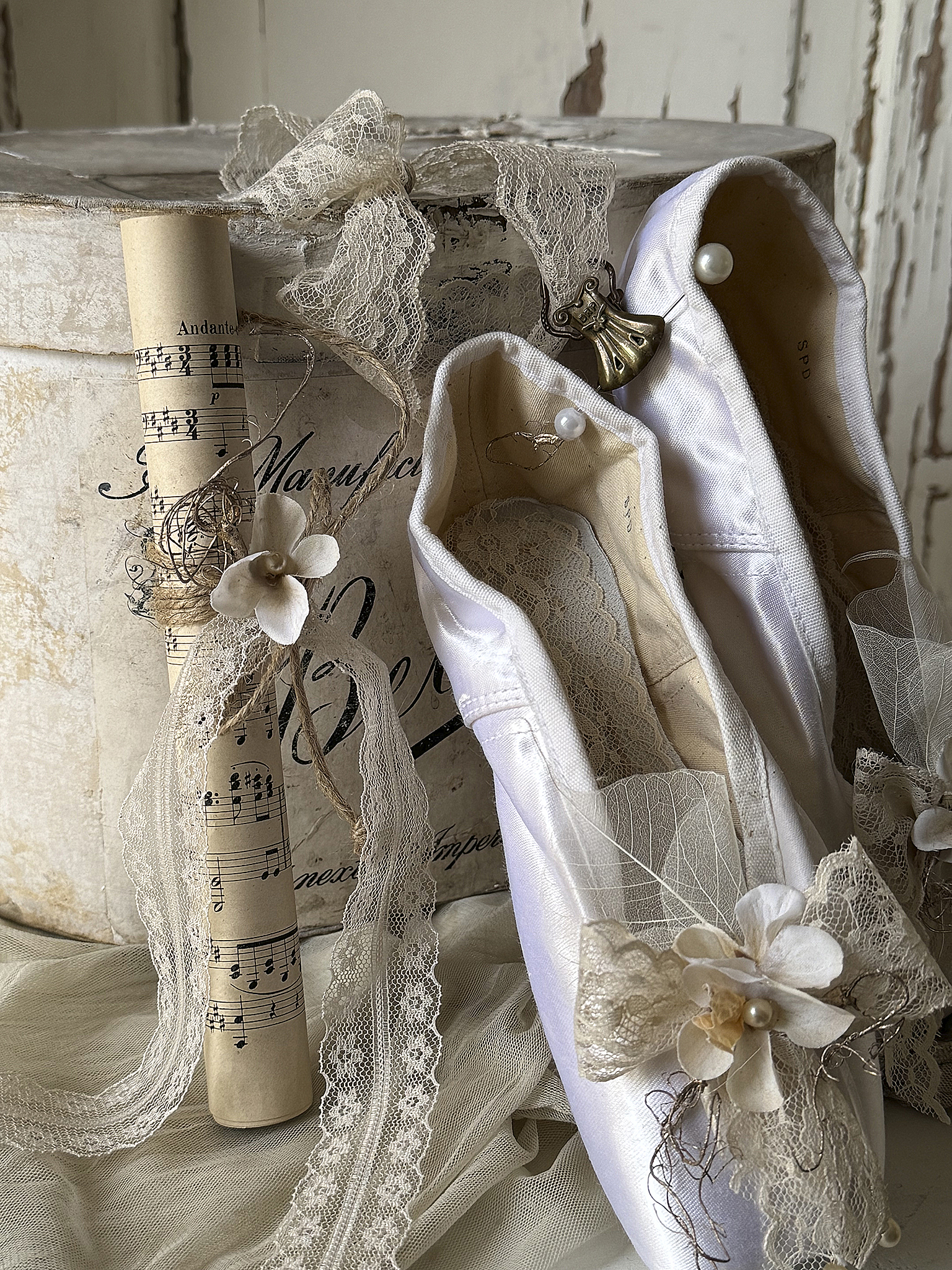 Weiße Spitzen-Ballettschuhe mit Notenblatt***