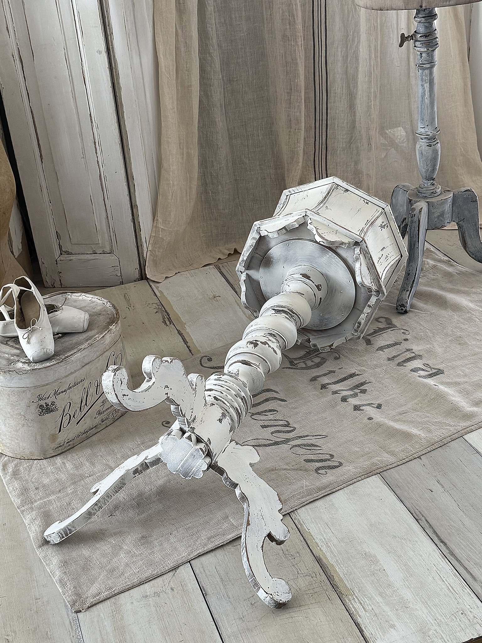 Antiker Wollkorb im zauberhaften Shabby-Chic – ein echtes Liebhaberstück***