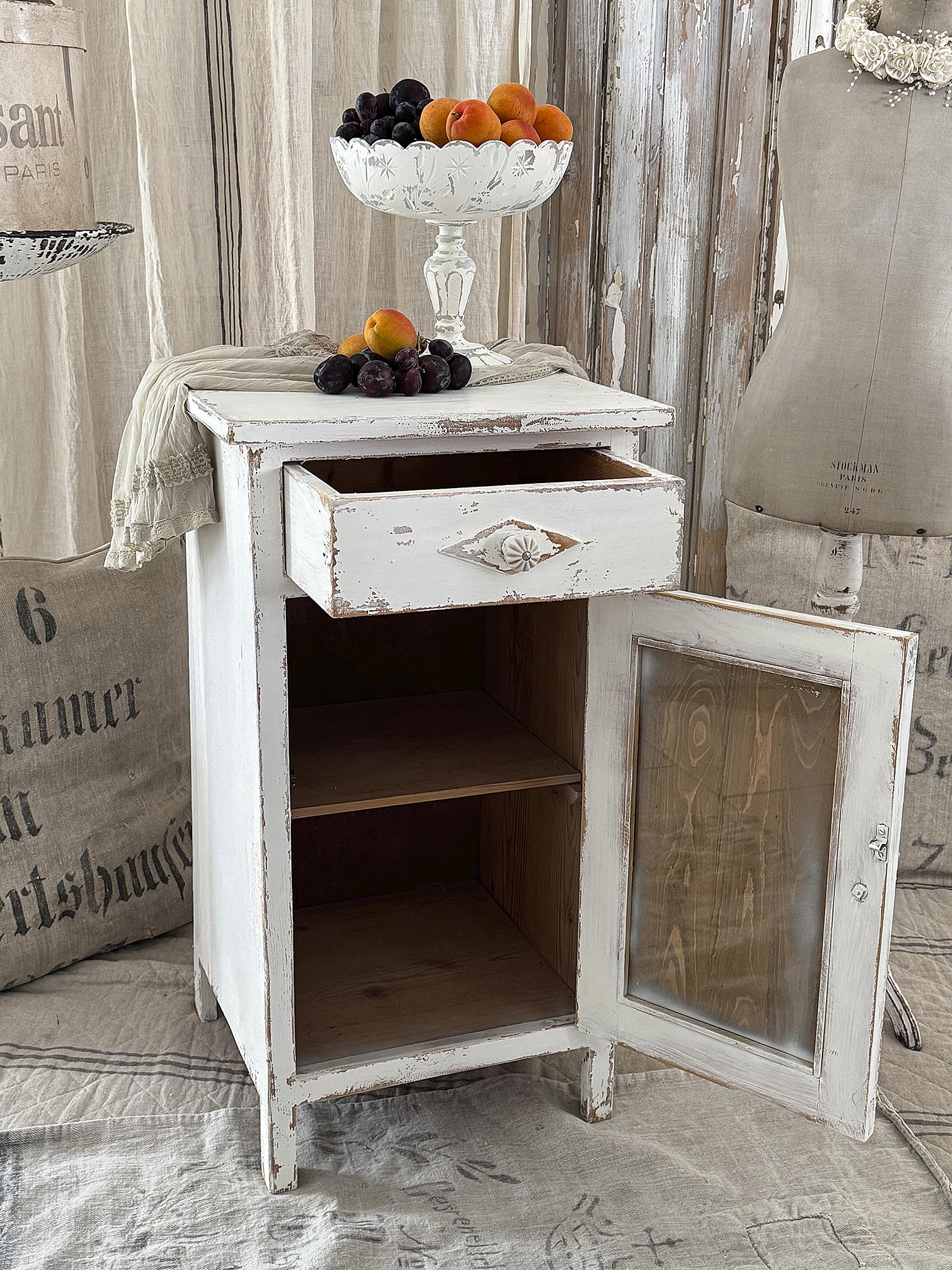 Antikes Beistellschränkchen Shabby-pur