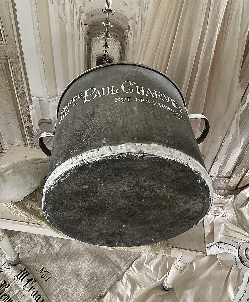 Antiker Eimer aus Metall mit der Aufschrift Paul Charvet, ideal für Dekoration und nostalgisches Ambiente.