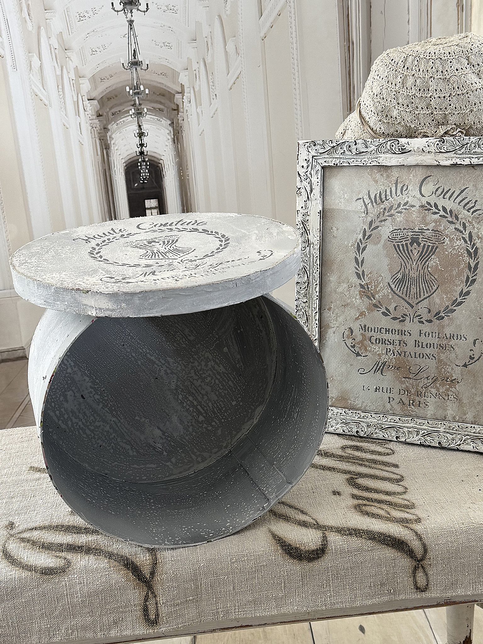 Romantisches Shabby Chic Deko-Duo – Haute Couture Bild & Vintage-Dose