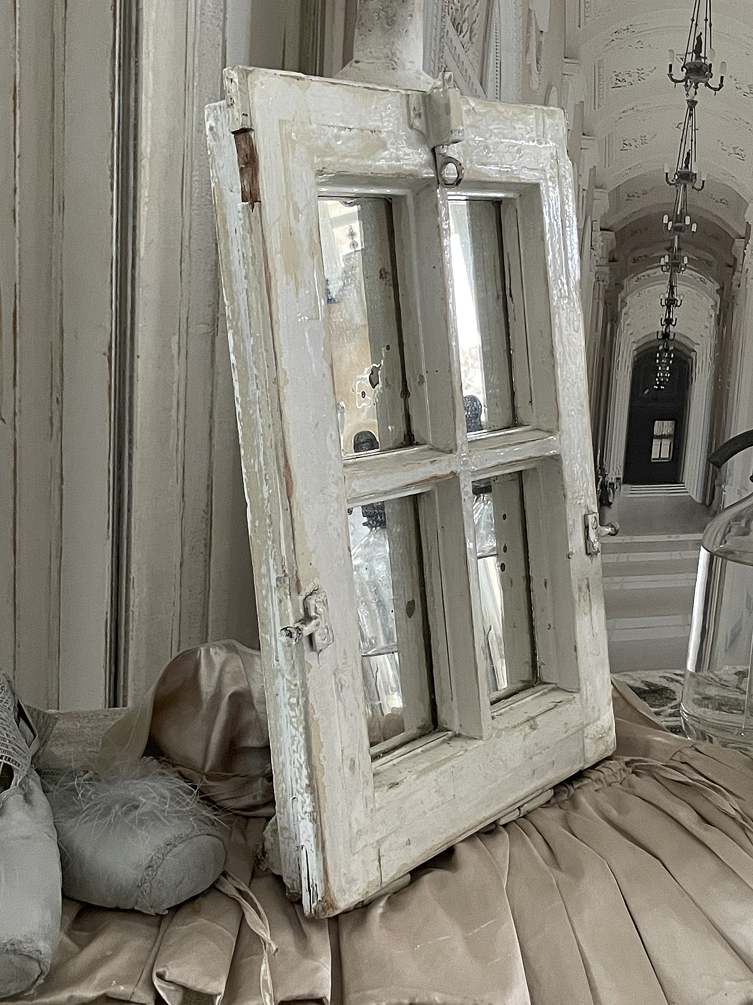 Vintage Fenster mit Spiegel, ideal für Dekoration Antikes Fenster mit Spiegel, rustikal und charmant, auf einem Tuch liegend
