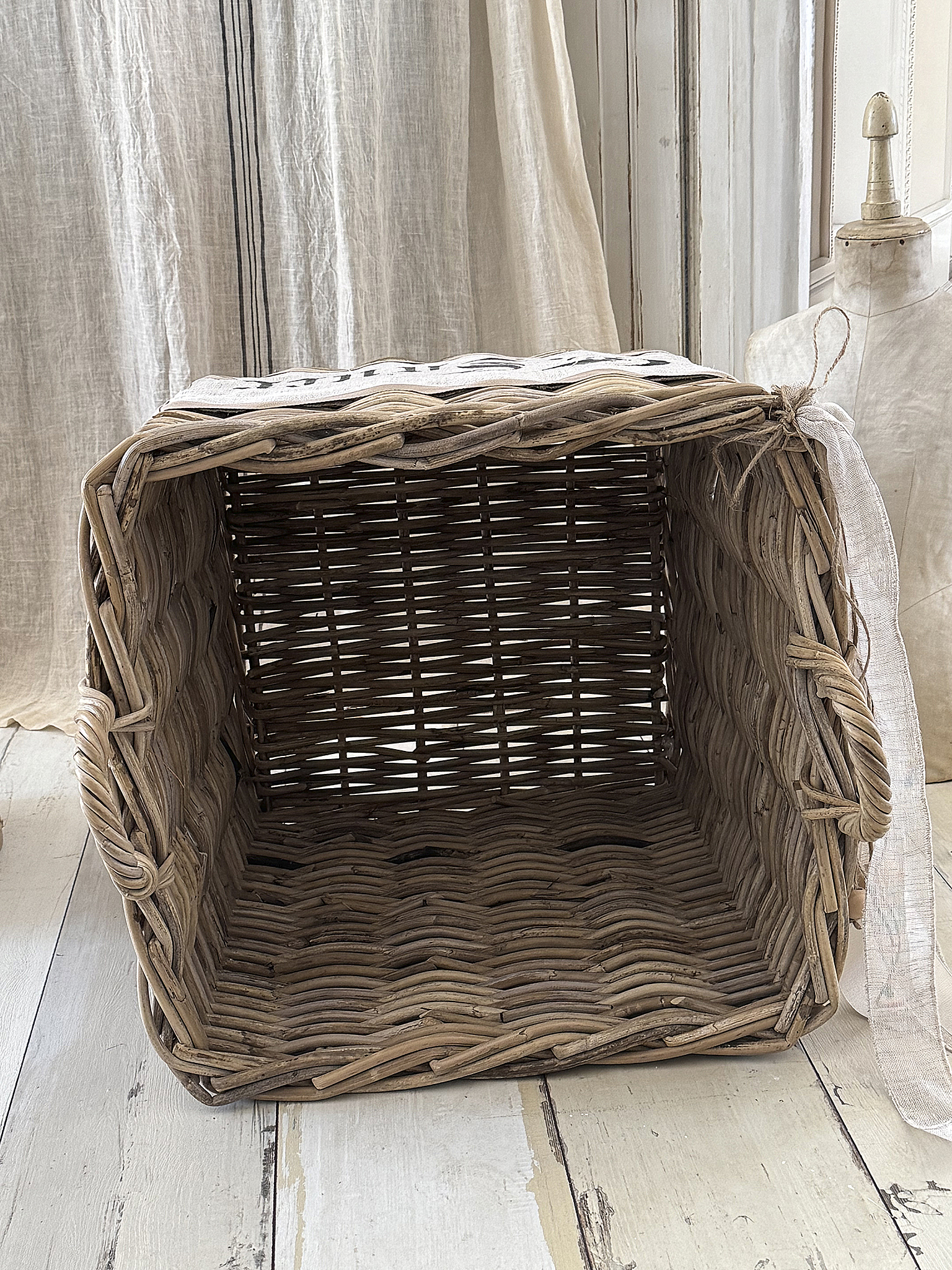 Großer eckiger Naturweidenkorb mit Leinenschild – XL Shabby Chic***