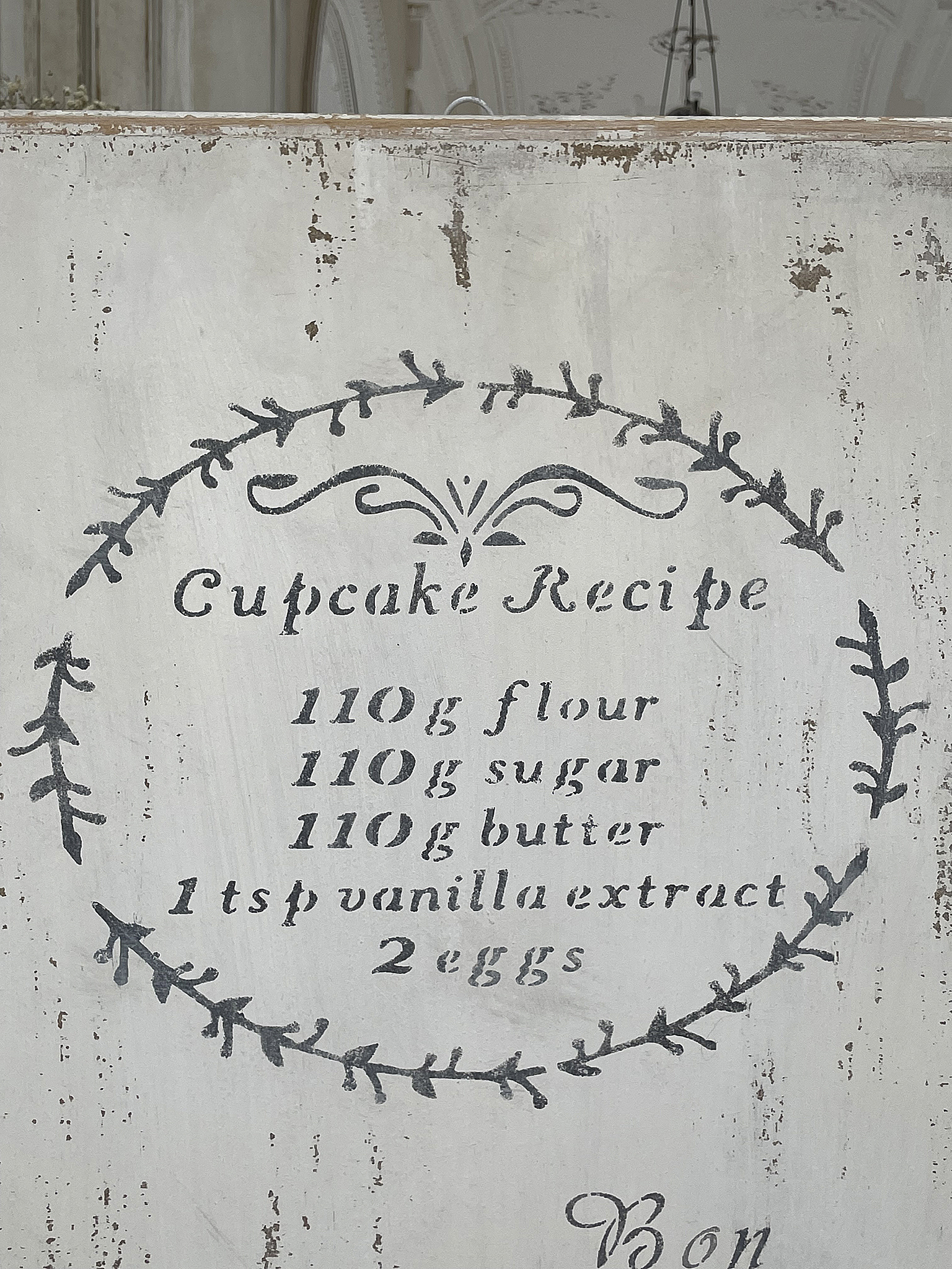 Kreatives Cupcake-Rezept auf einem Holzbrett Handgeschriebenes Cupcake-Rezept mit Zutaten auf einem dekorativen Holzbrett