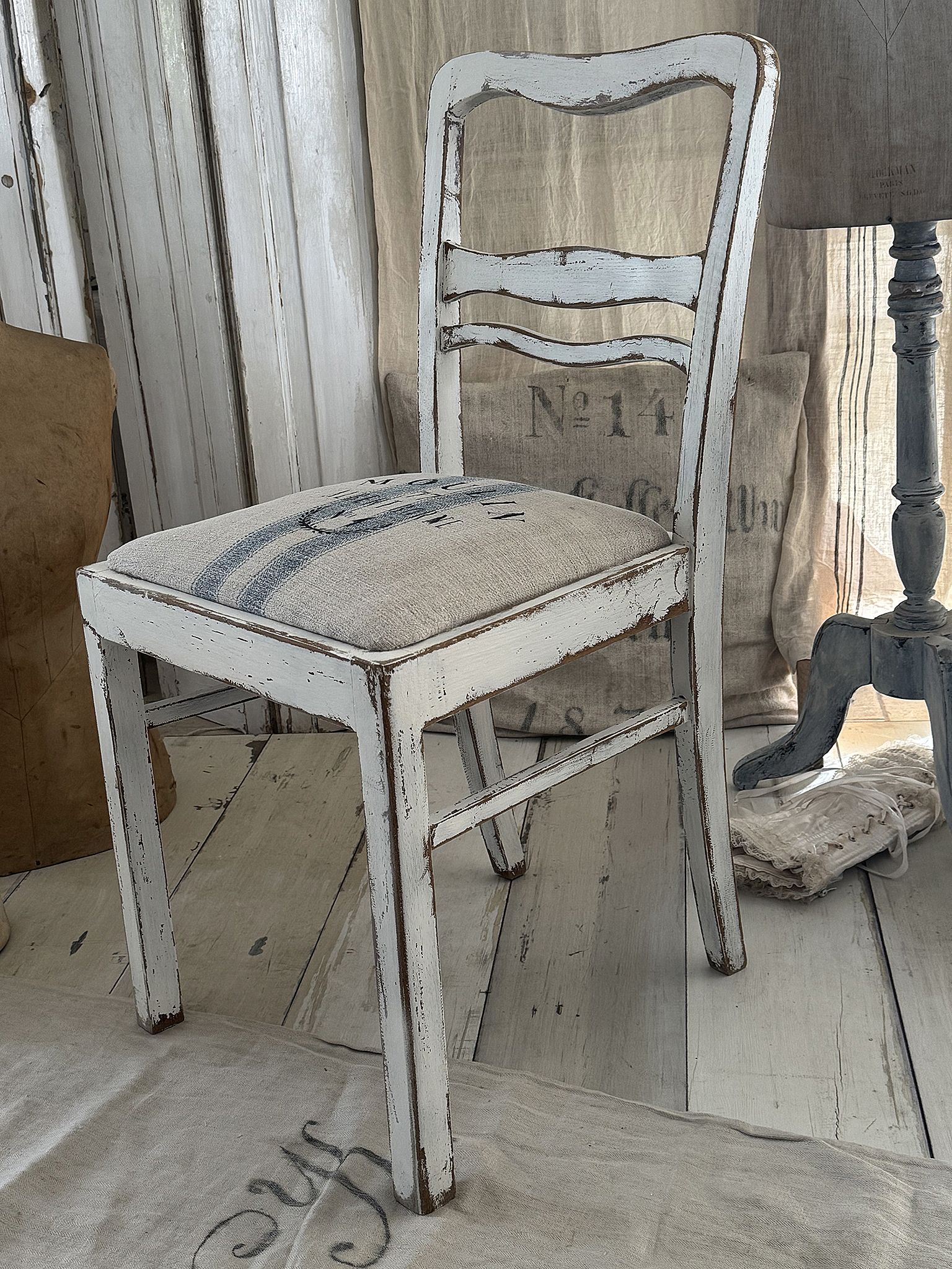 Alter Polsterstuhl mit Mehlsack Moulin***