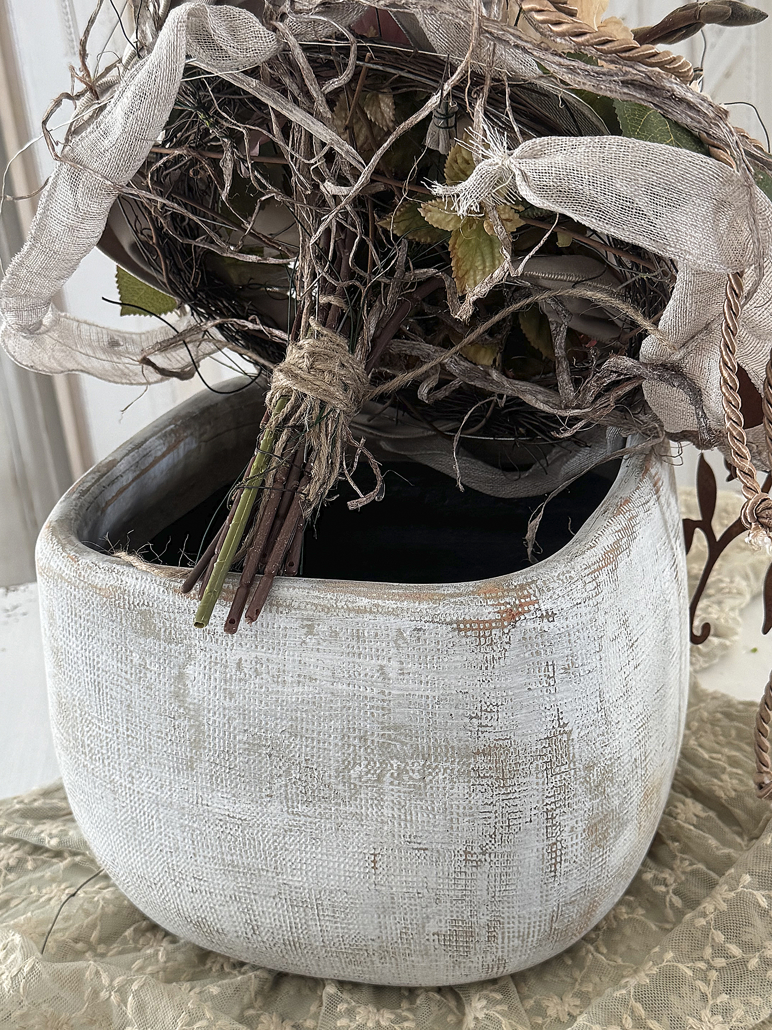Kunstblumen-Arrangement mit Steinzeugvase, Rosen, Naturflechten & Vogelmedaillon***