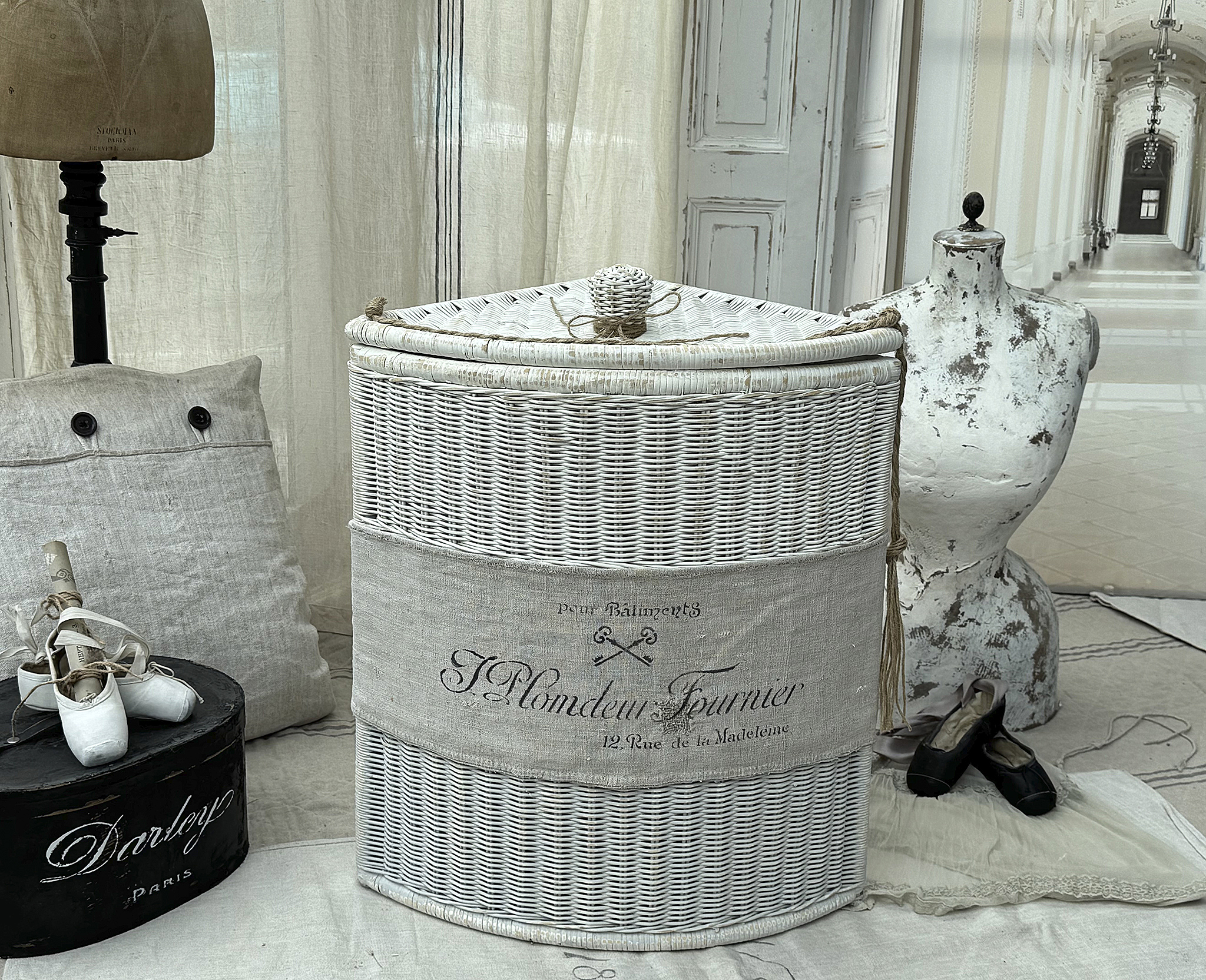  Alter Weidenkorb mit Leinenschild – Vintage Eckkorb***