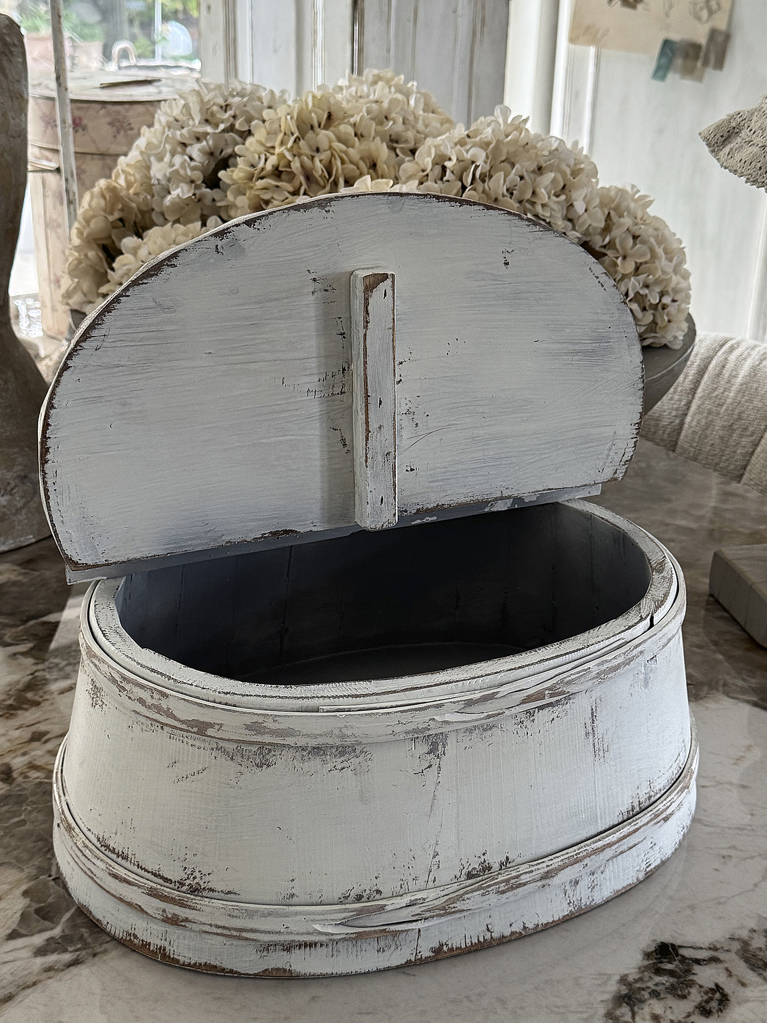 Ovale Holzkiste mit Klappdeckel***