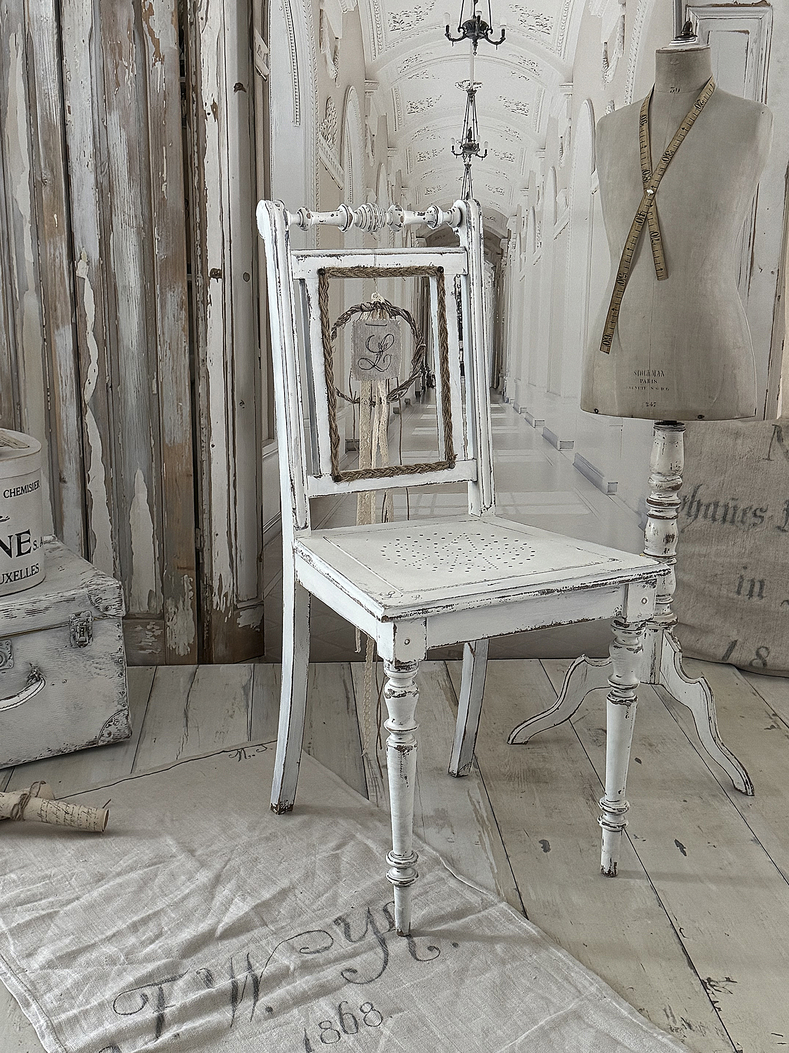 Antiker Gründerzeitstuhl im mattweißen Shabby-Kleid *** Antiker Gründerzeitstuhl im mattweißen Shabby-Kleid ***